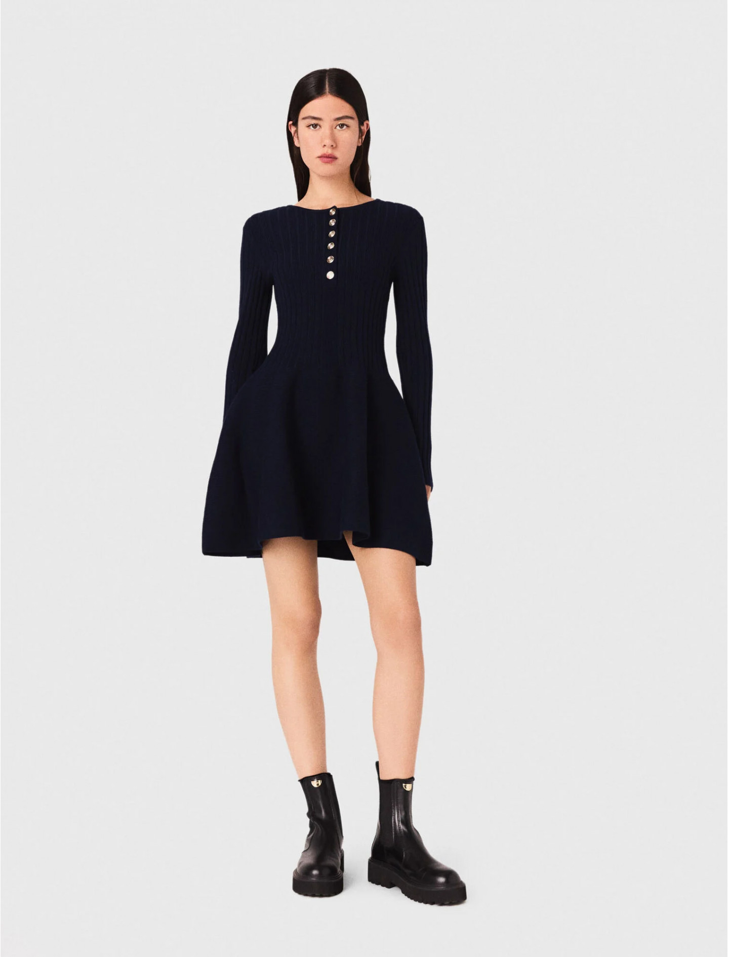 Женское вязаное платье с расклешенной юбкой