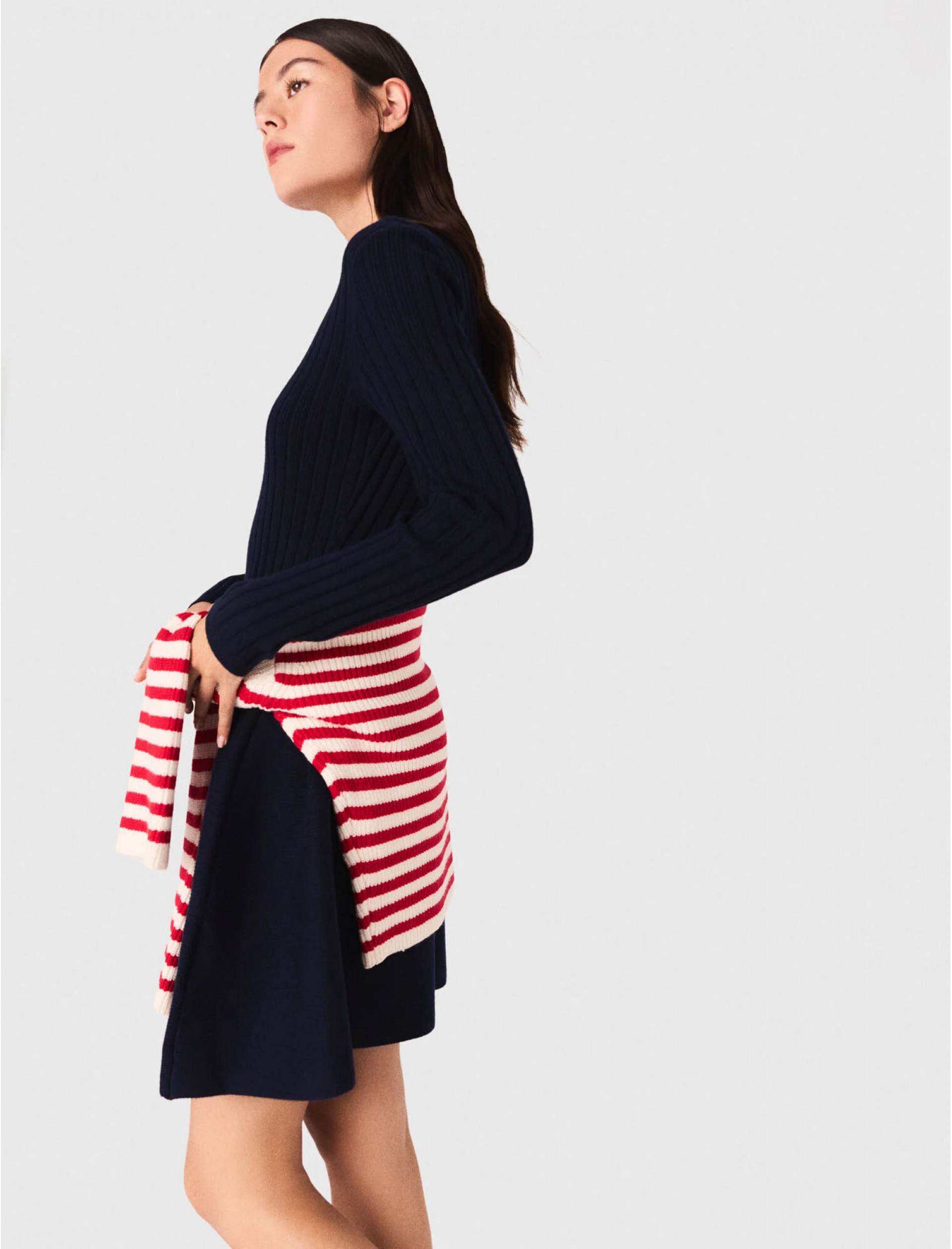 Женское вязаное платье с расклешенной юбкой Женское вязаное платье с расклешенной юбкой