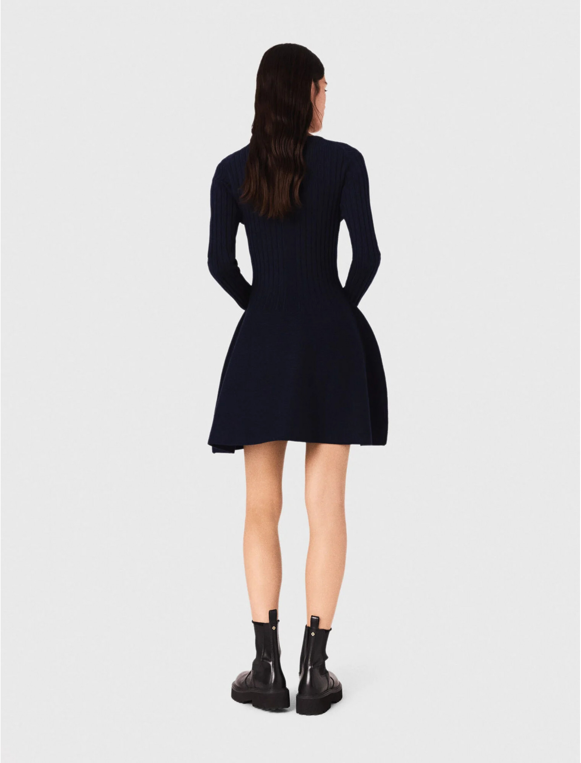 Женское вязаное платье с расклешенной юбкой Женское вязаное платье с расклешенной юбкой