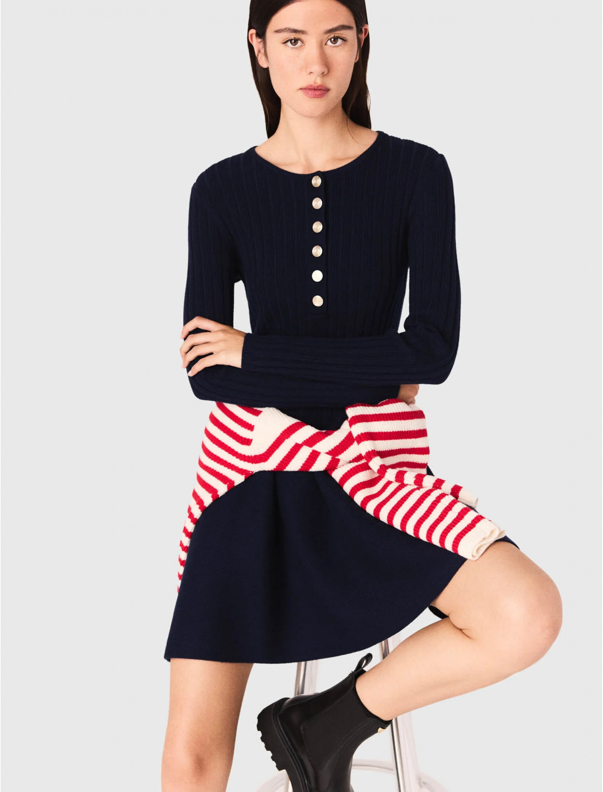 Женское вязаное платье с расклешенной юбкой Женское вязаное платье с расклешенной юбкой