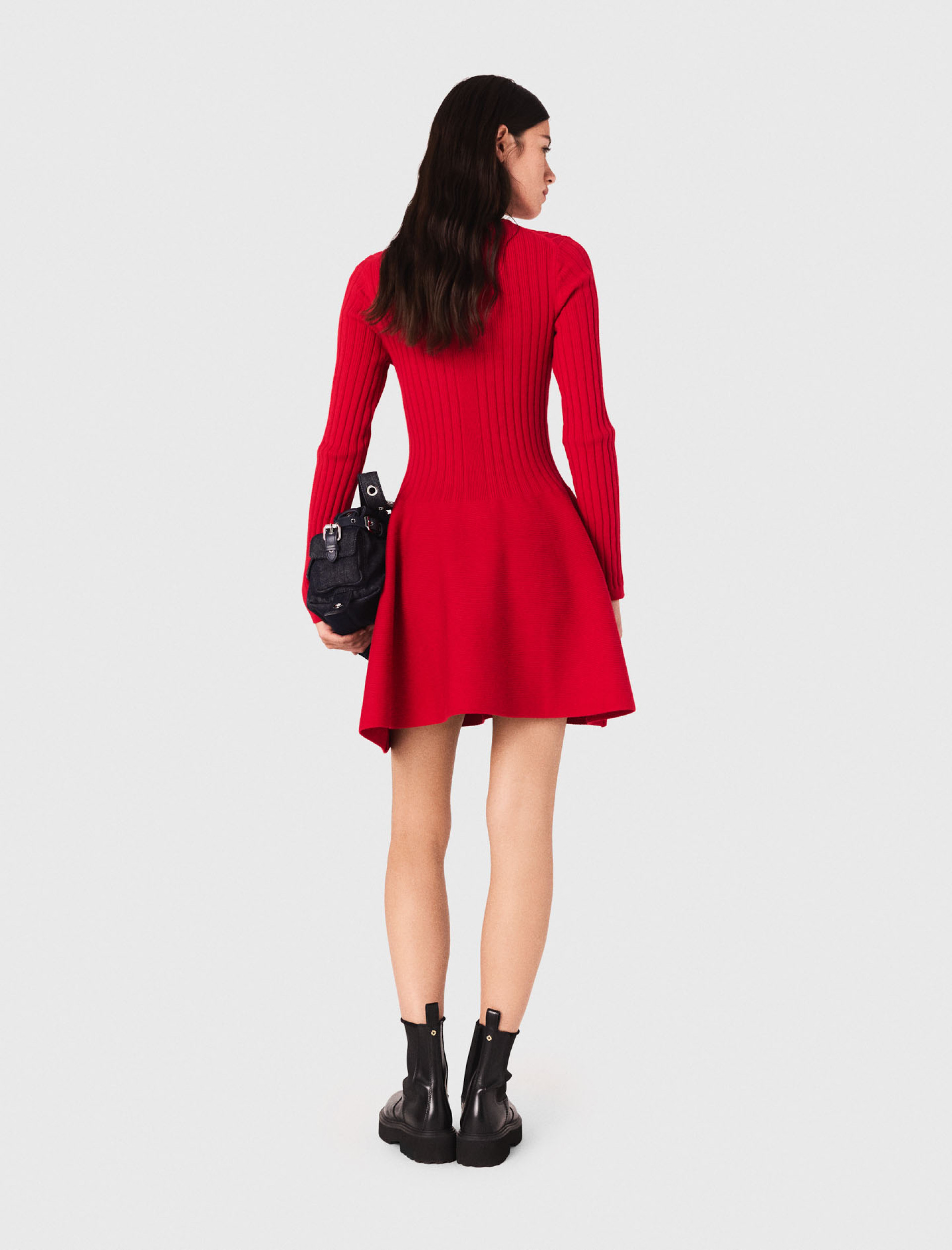 Женское красное платье с расклешенной юбкой Женское красное платье с расклешенной юбкой