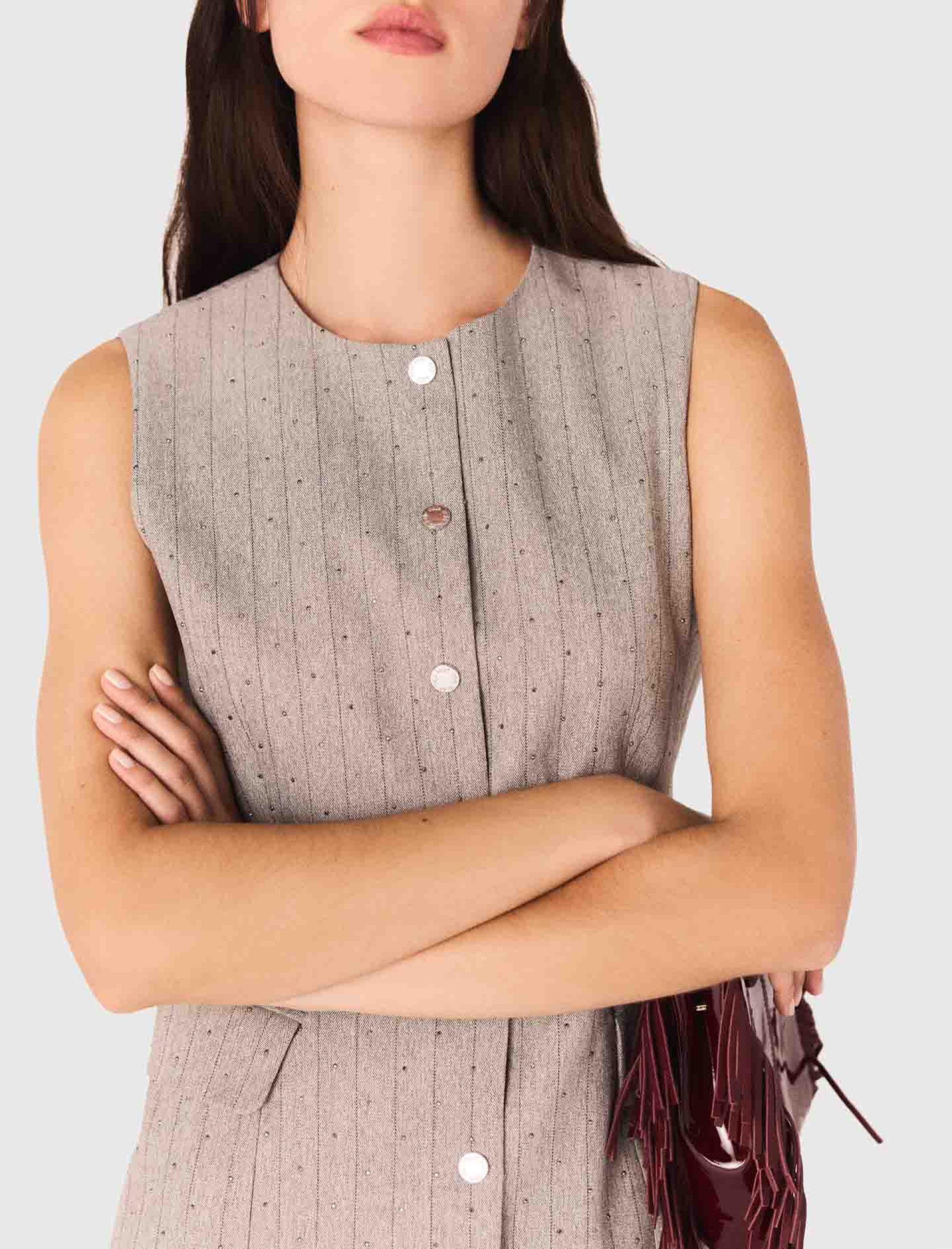 Жіноча сіра сукня строгого крою зі стразами