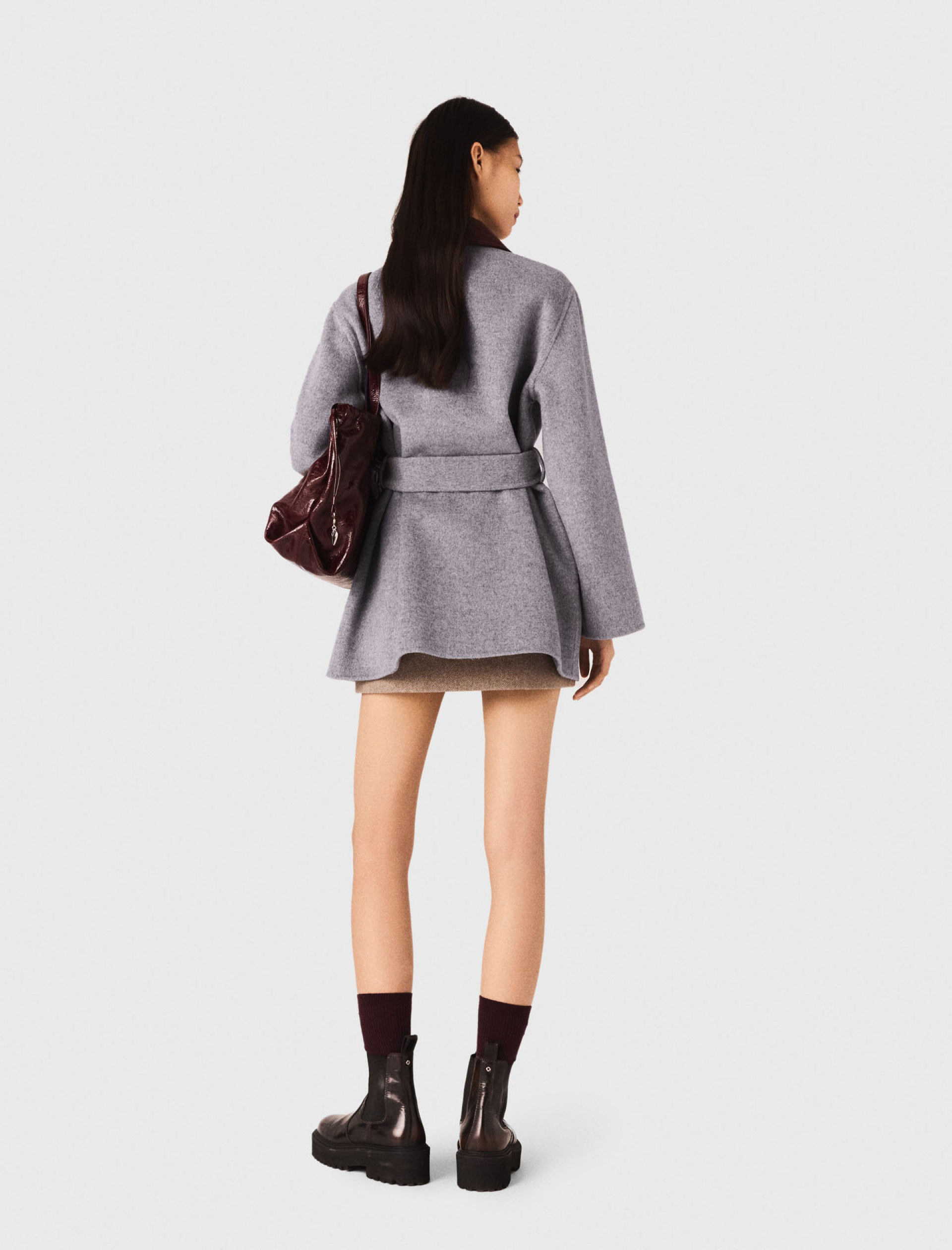 Женское короткое пальто с контрастным воротником