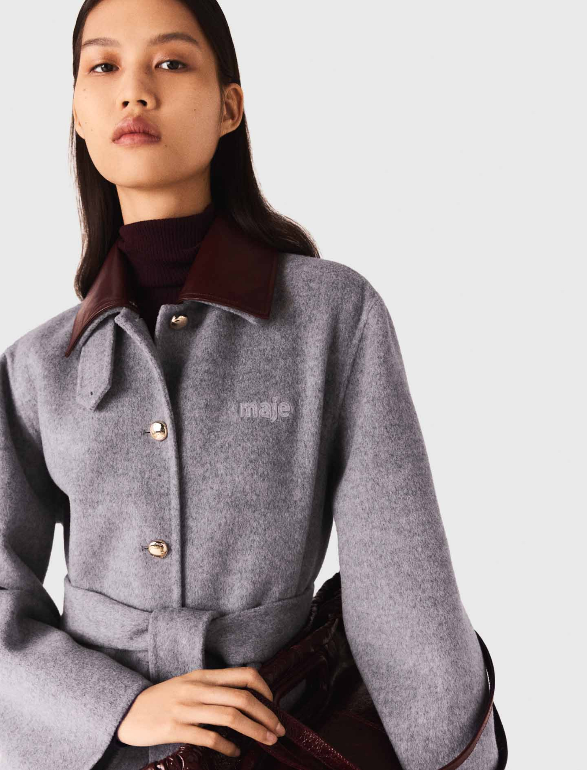 Женское короткое пальто с контрастным воротником