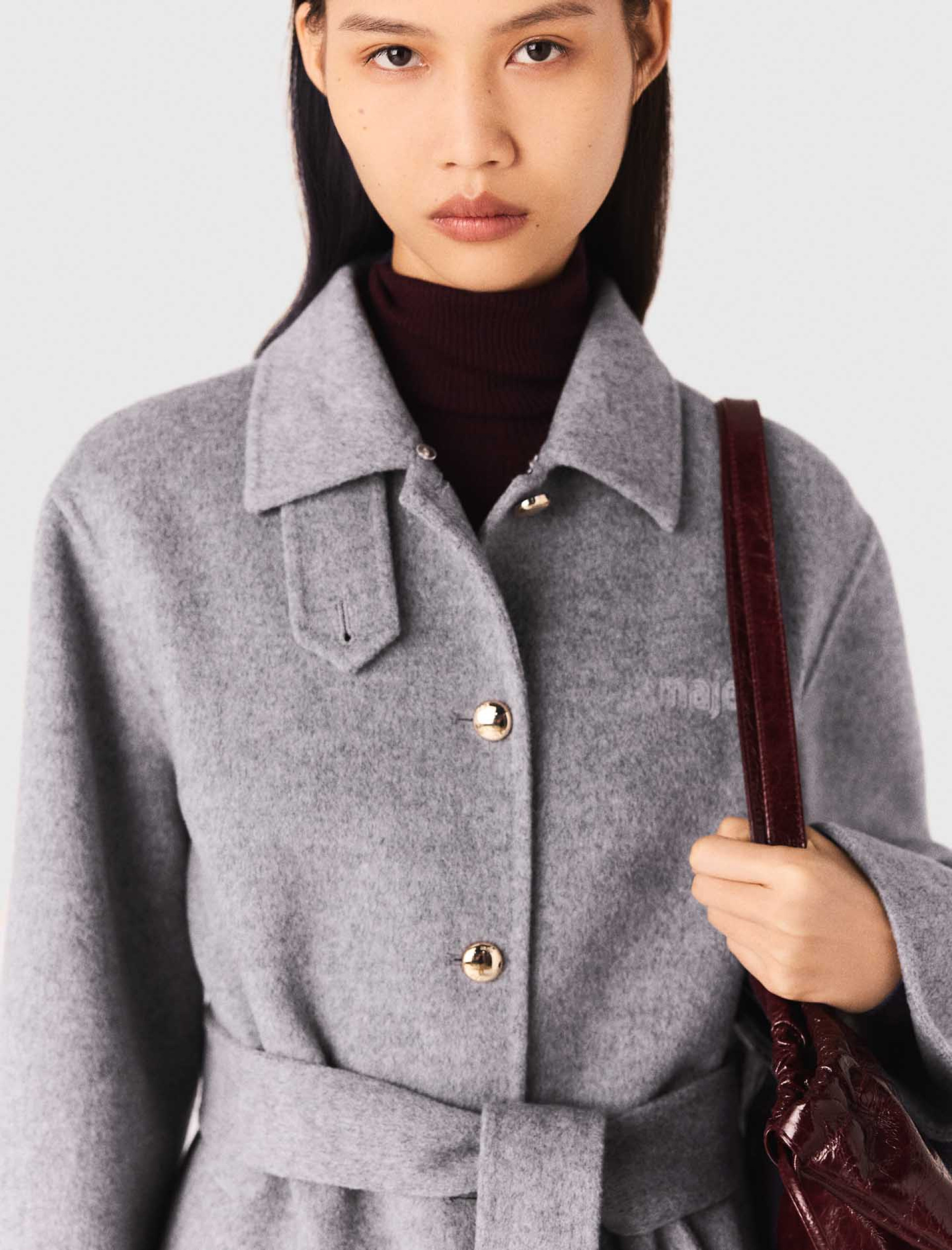 Женское короткое пальто с контрастным воротником