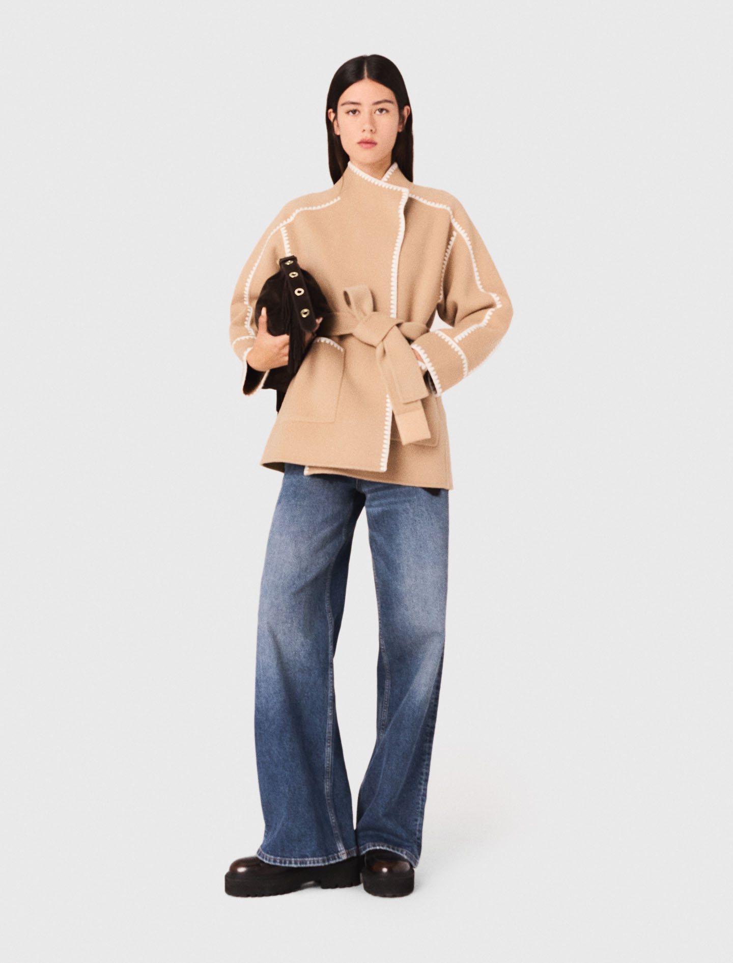 Жіноче коротке пальто з контрастною окантовкою