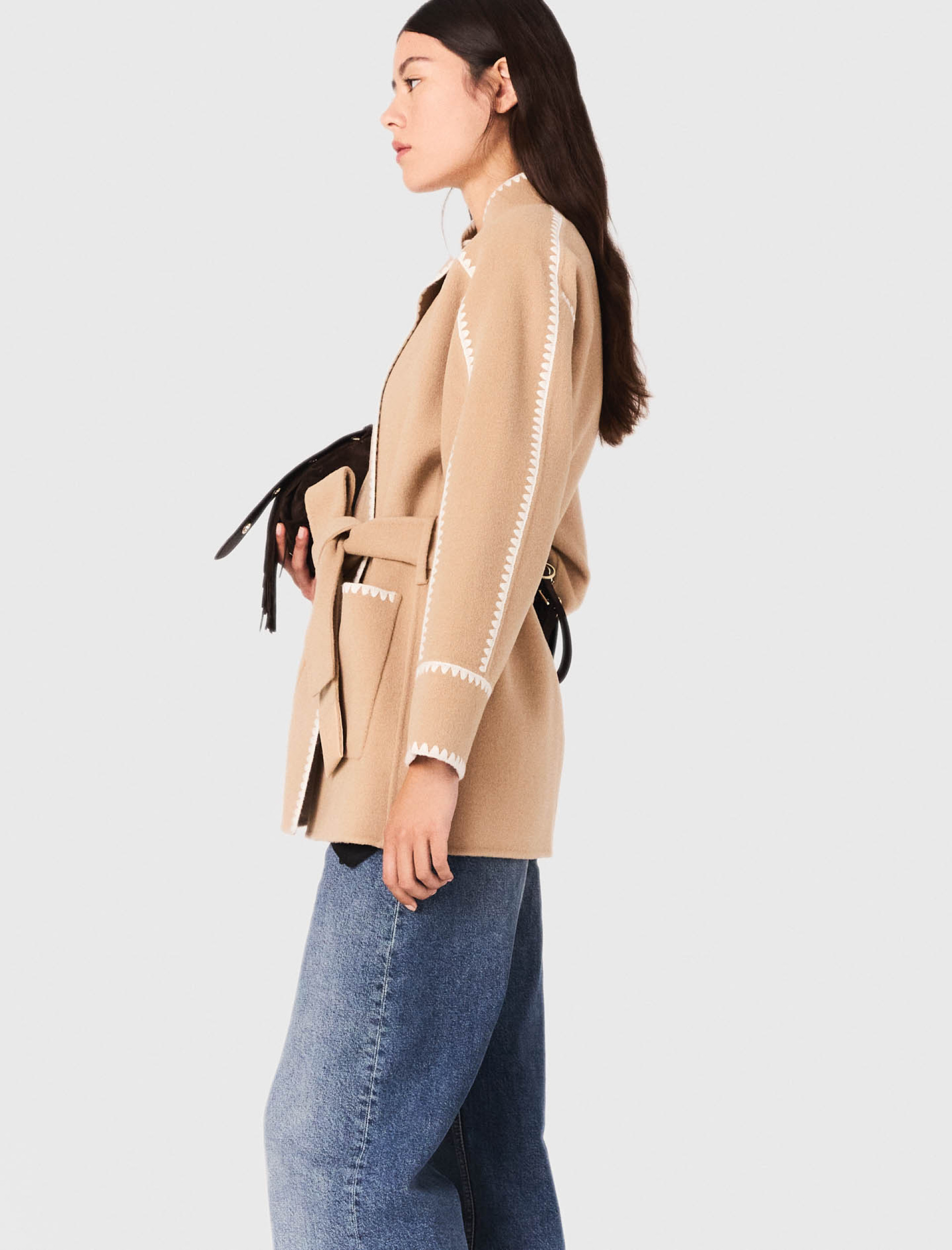 Женское короткое пальто с контрастной окантовкой Женское короткое пальто с контрастной окантовкой