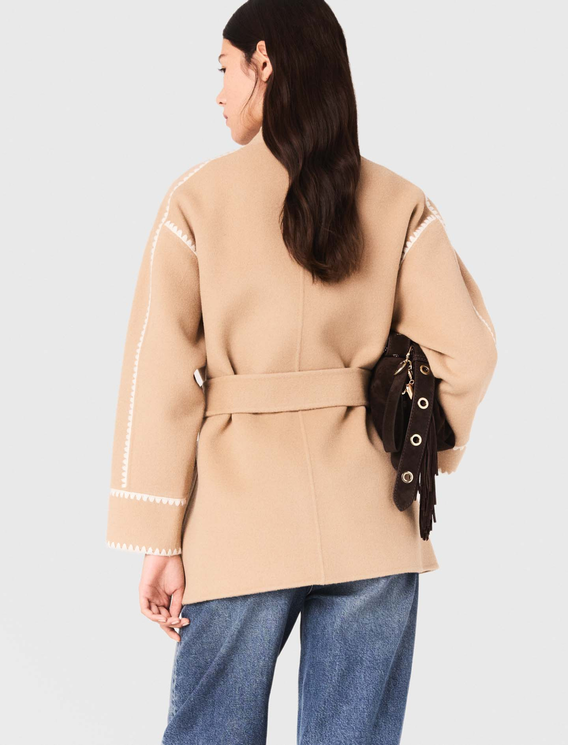 Женское короткое пальто с контрастной окантовкой Женское короткое пальто с контрастной окантовкой