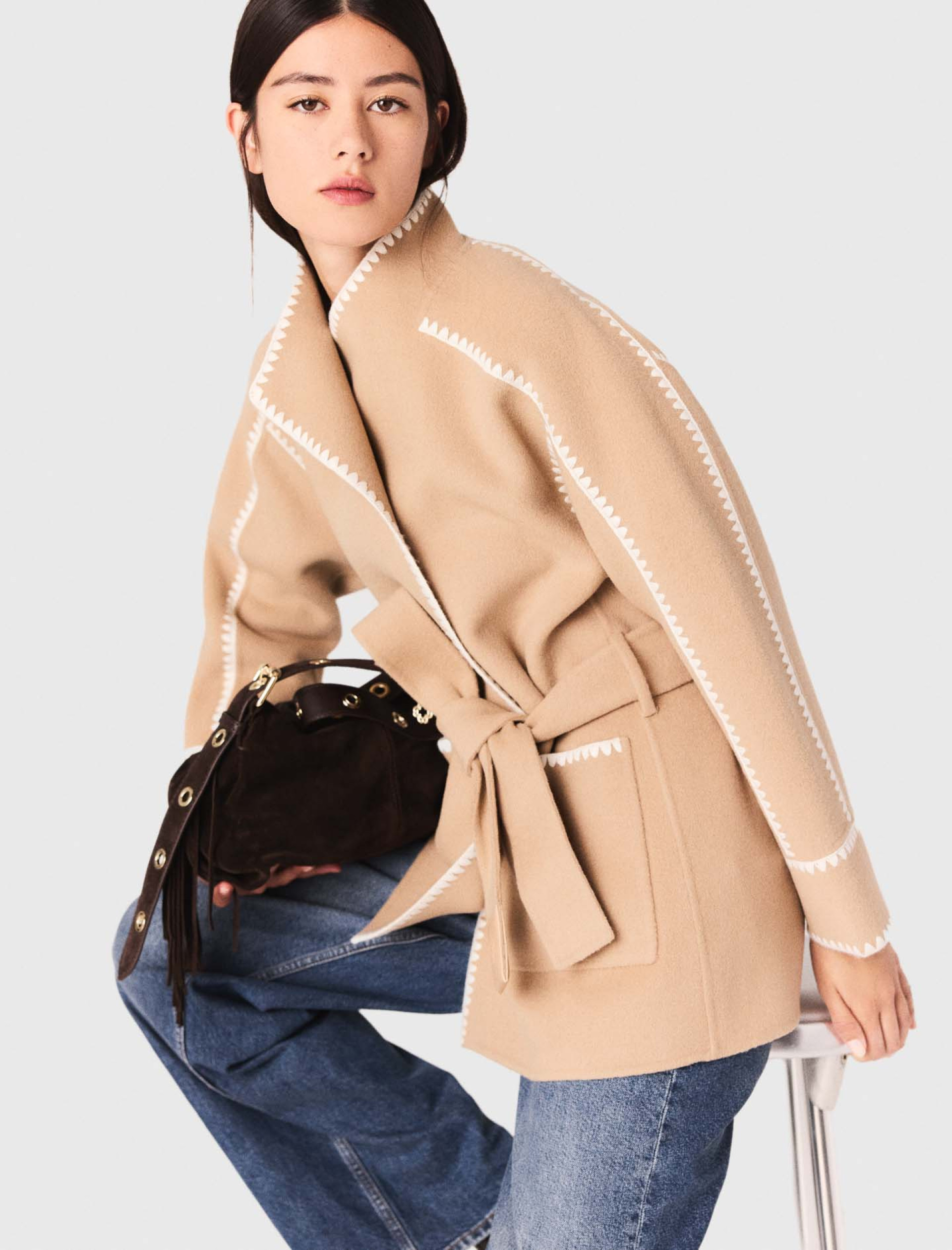 Женское короткое пальто с контрастной окантовкой Женское короткое пальто с контрастной окантовкой