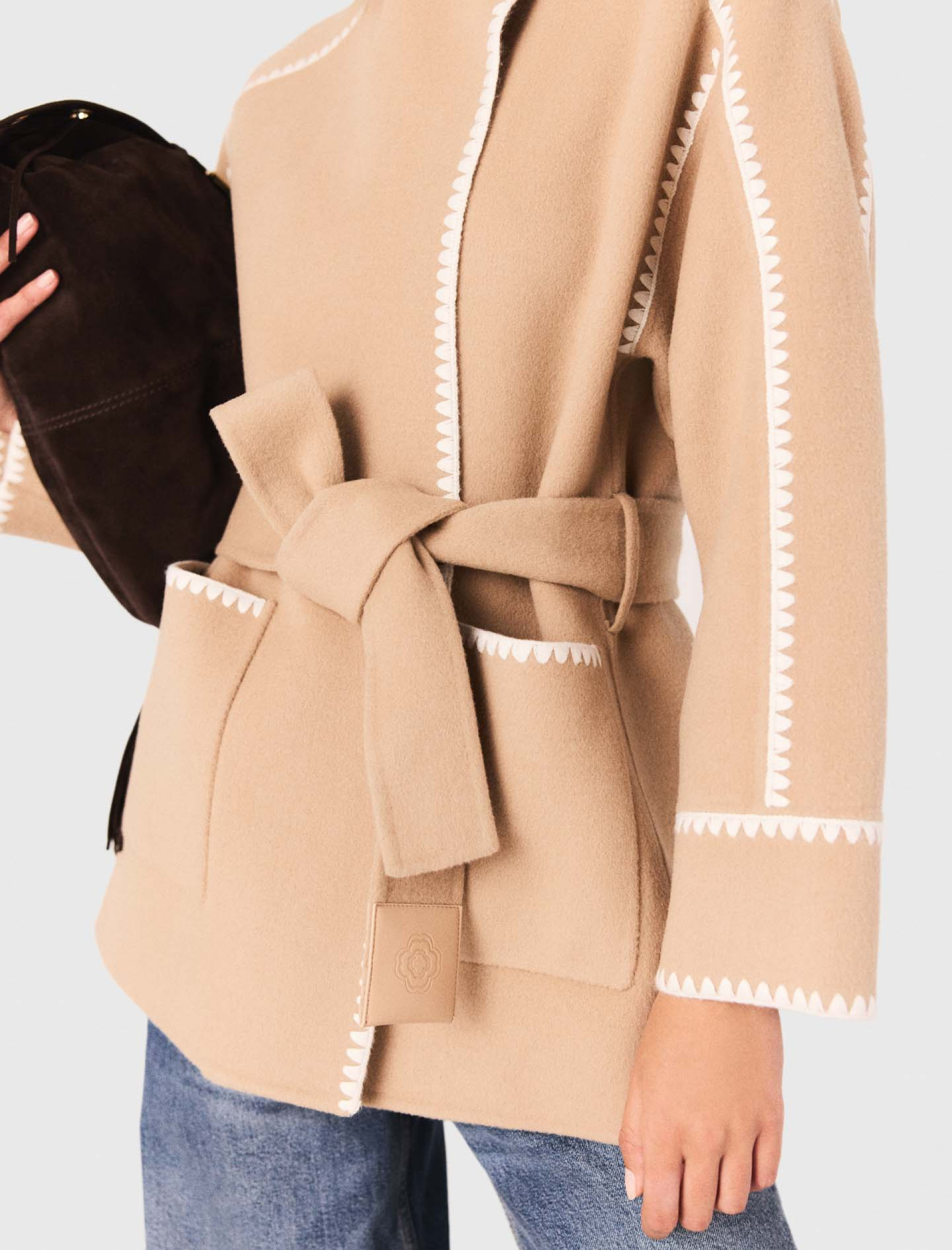 Женское короткое пальто с контрастной окантовкой Женское короткое пальто с контрастной окантовкой