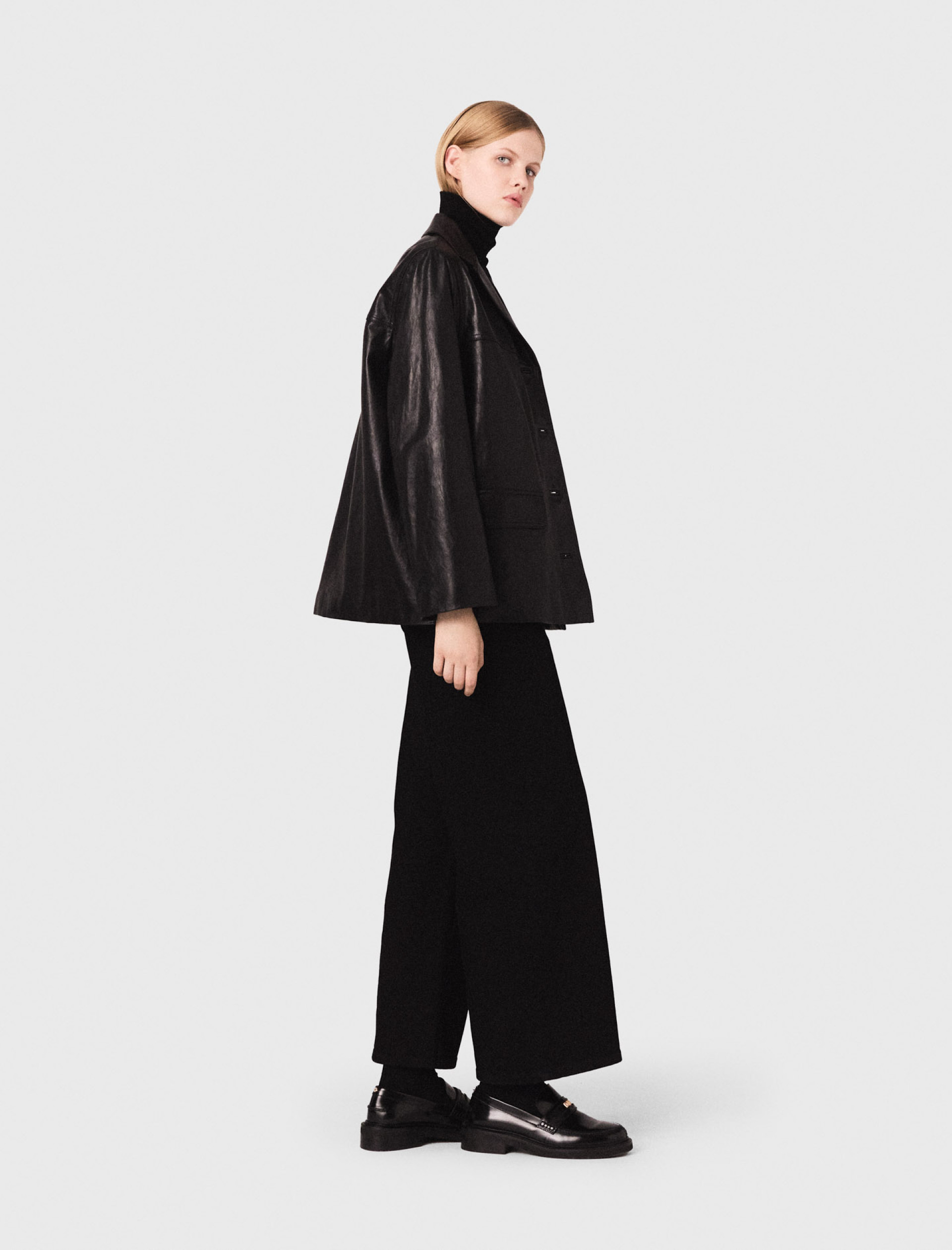 Женская кожаная куртка с золотистыми пуговицами