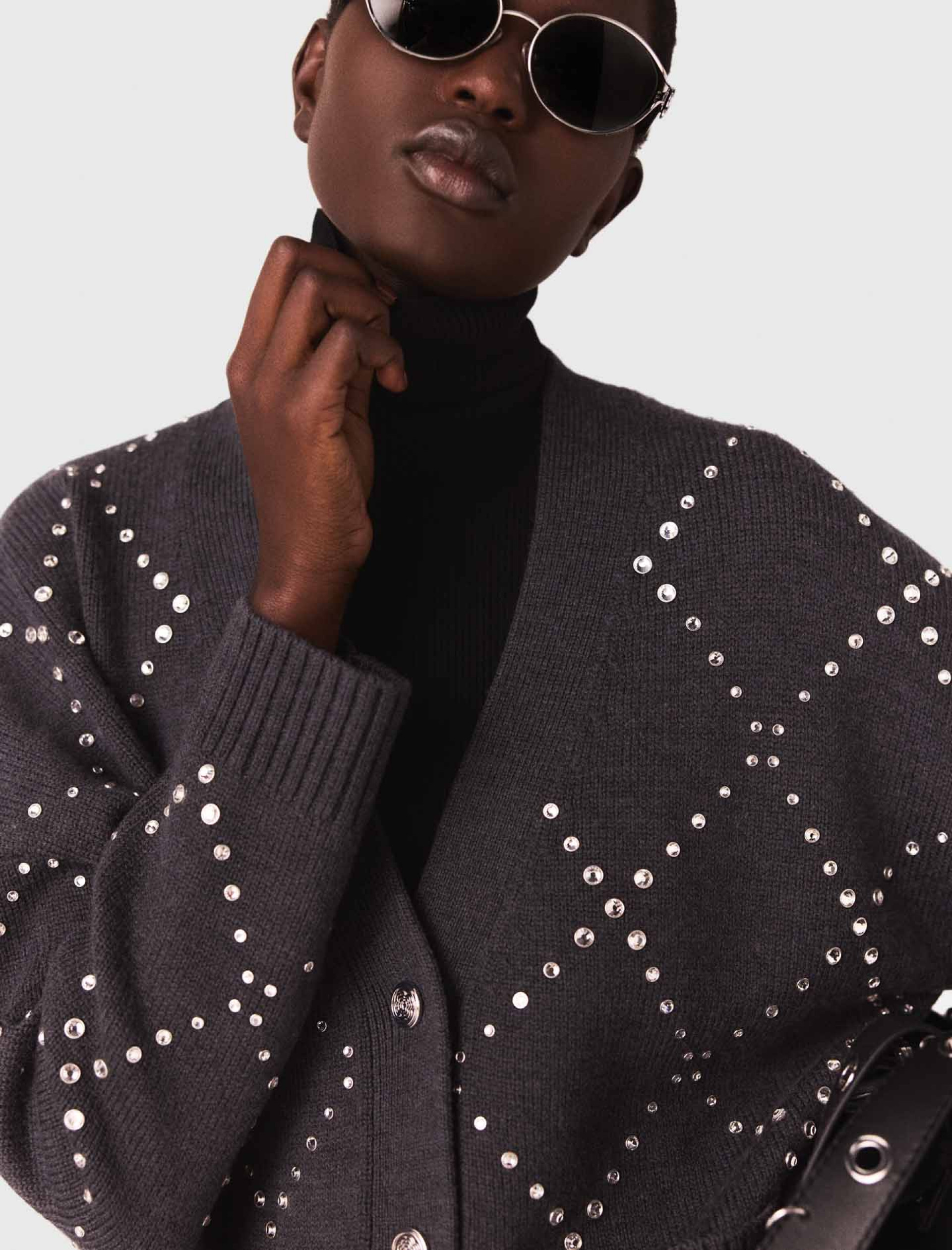 Жіночий кардиган з візерунком прикрашеним стразами