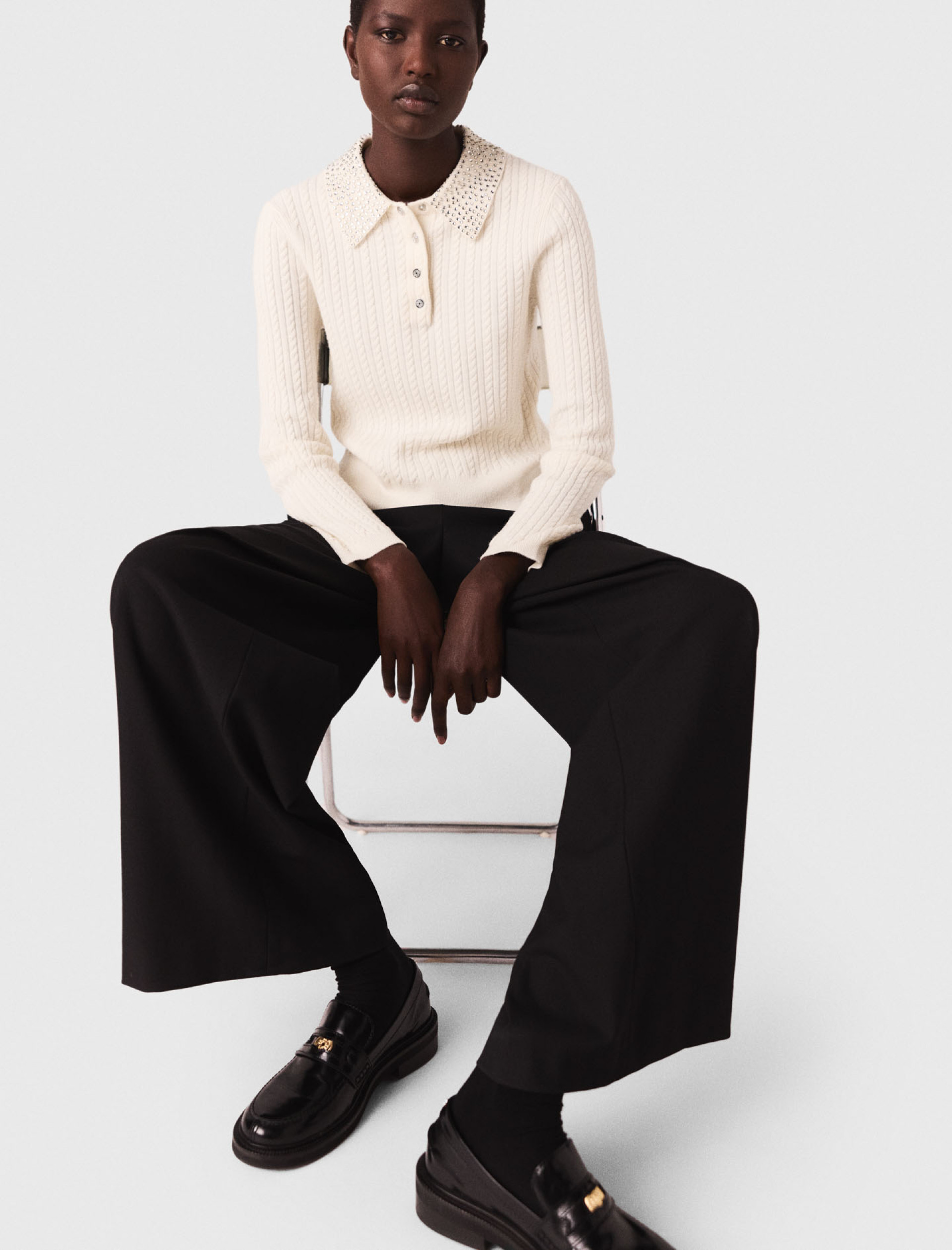 Женский джемпер-поло с воротником из стразов