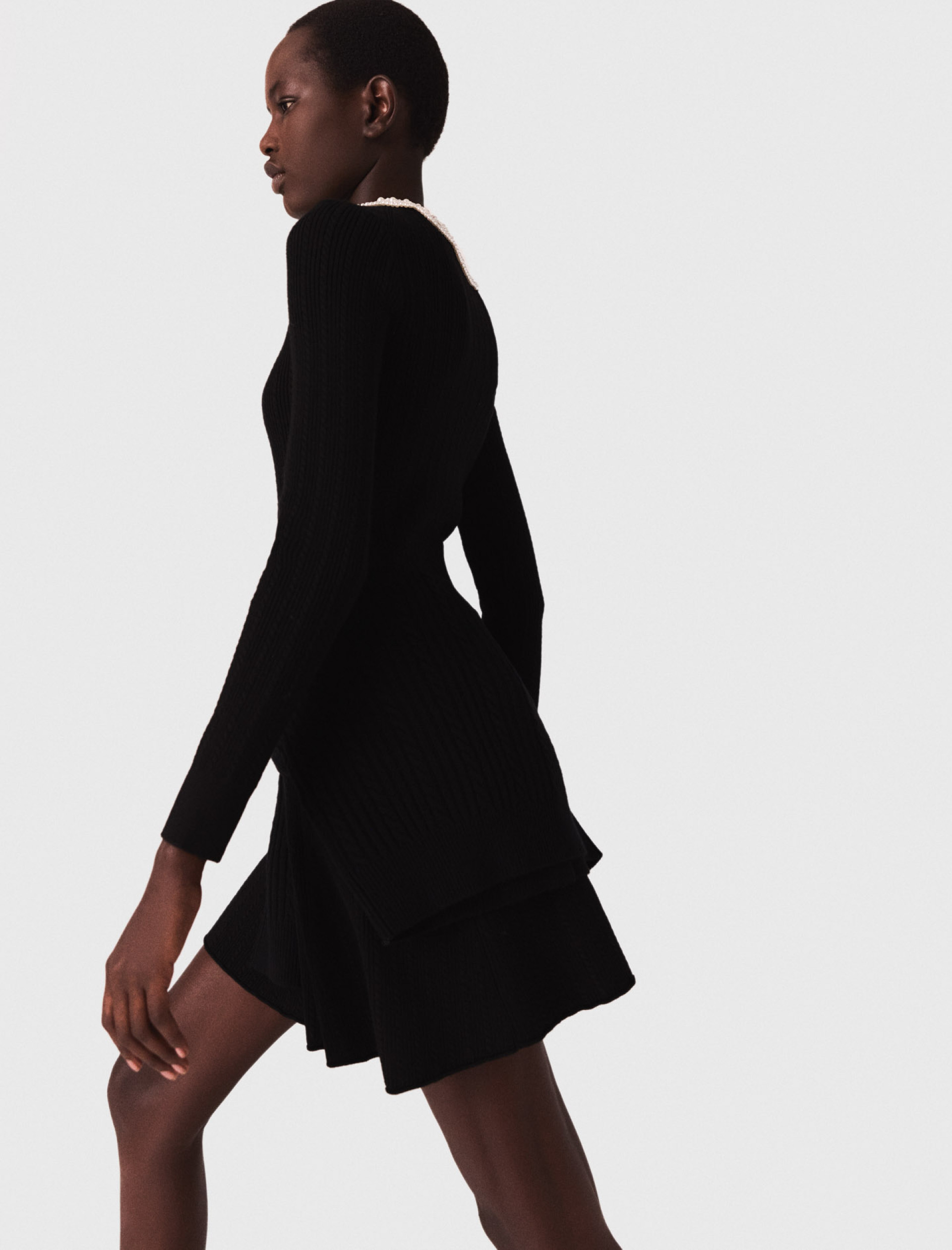 Женское трикотажное платье с воротником из жемчуга