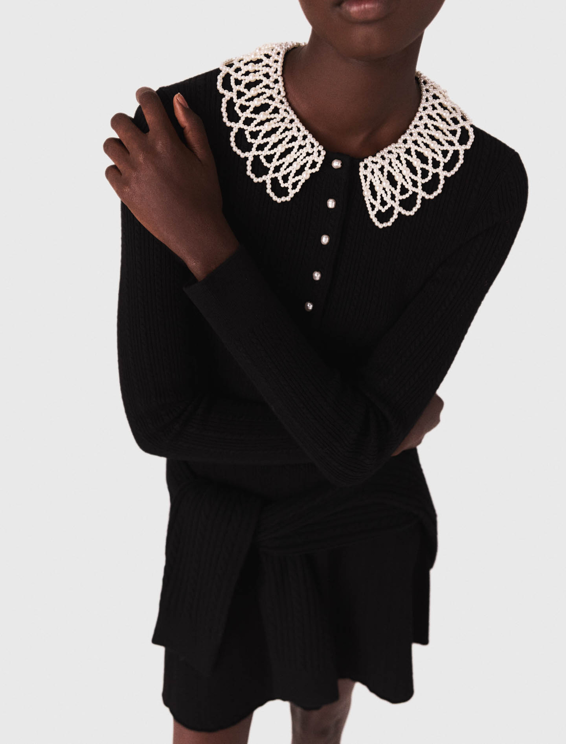 Женское трикотажное платье с воротником из жемчуга