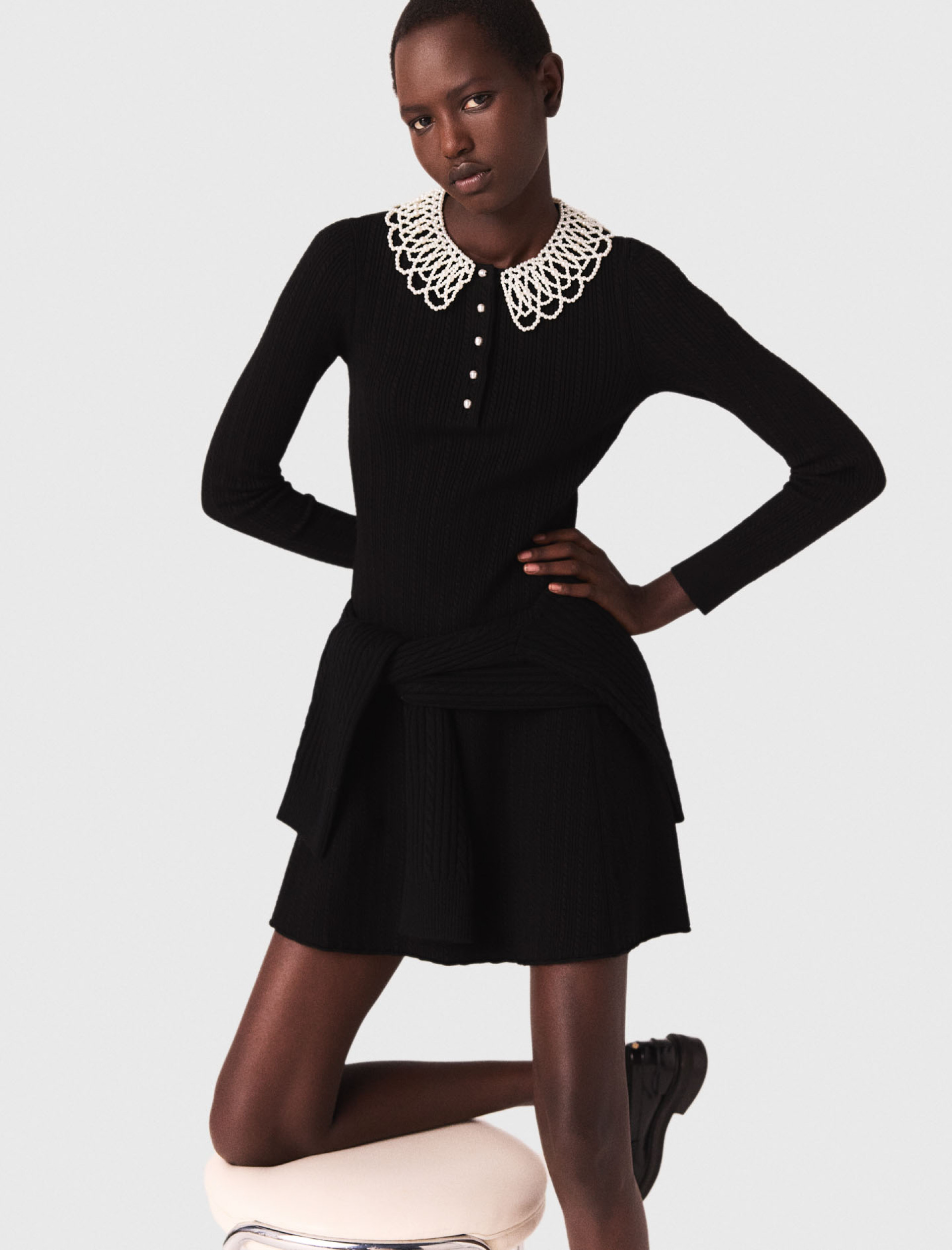 Женское трикотажное платье с воротником из жемчуга