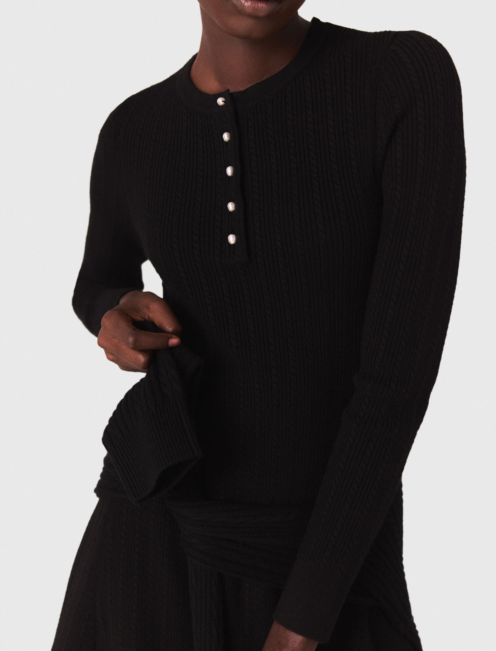 Женское трикотажное платье с воротником из жемчуга