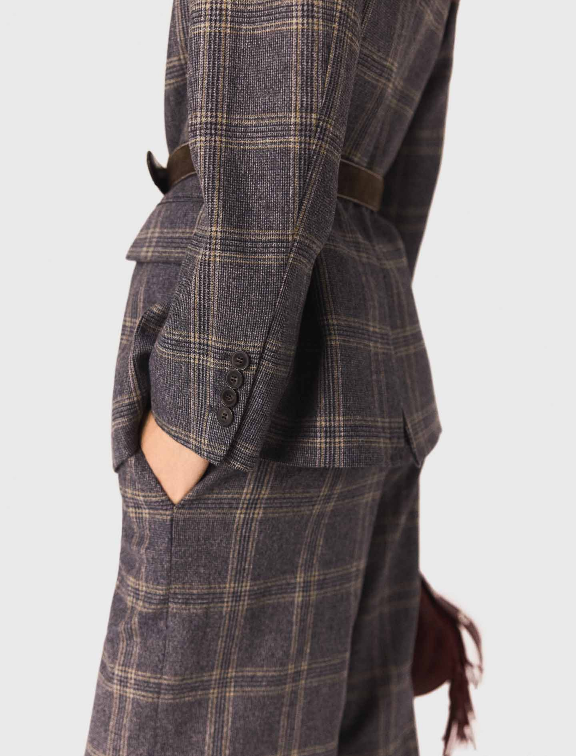 Женский костюмный жакет в клетку