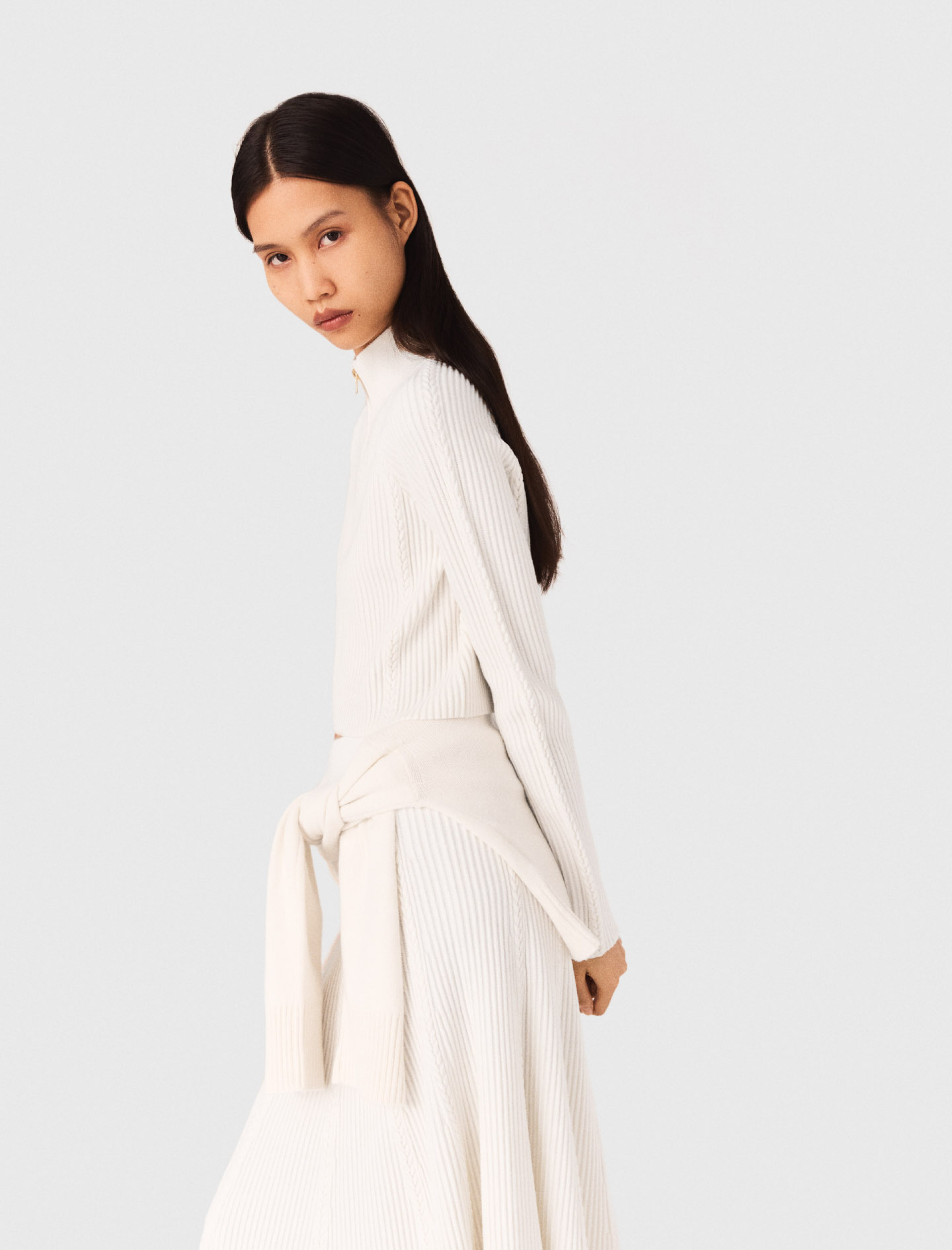 Жіночий молочний джемпер з високим коміром