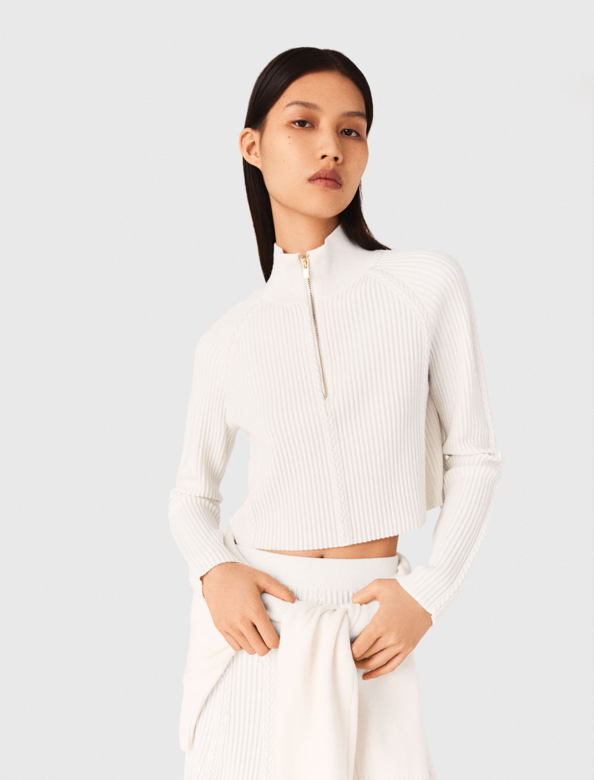 Жіночий молочний джемпер з високим коміром