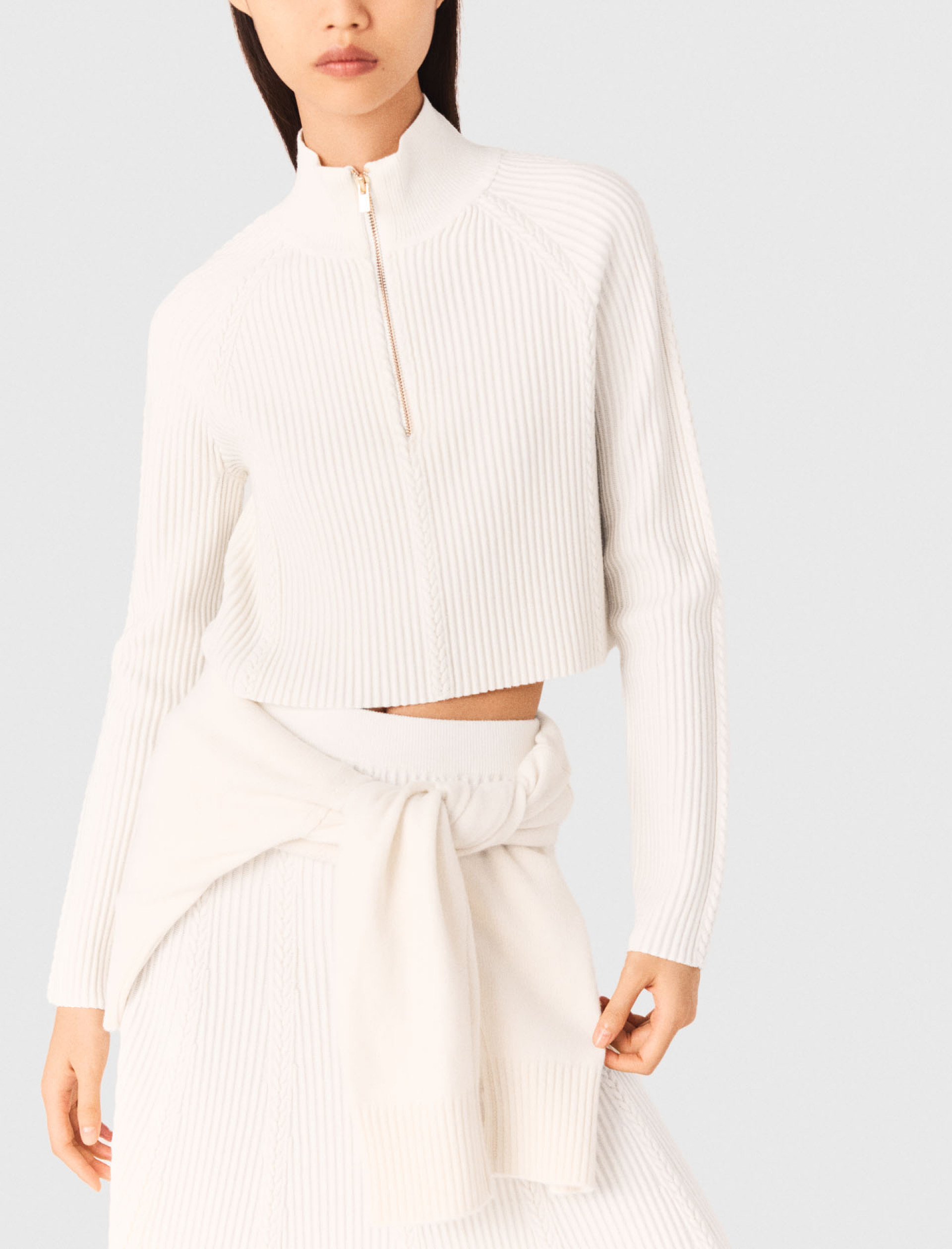 Жіночий молочний джемпер з високим коміром