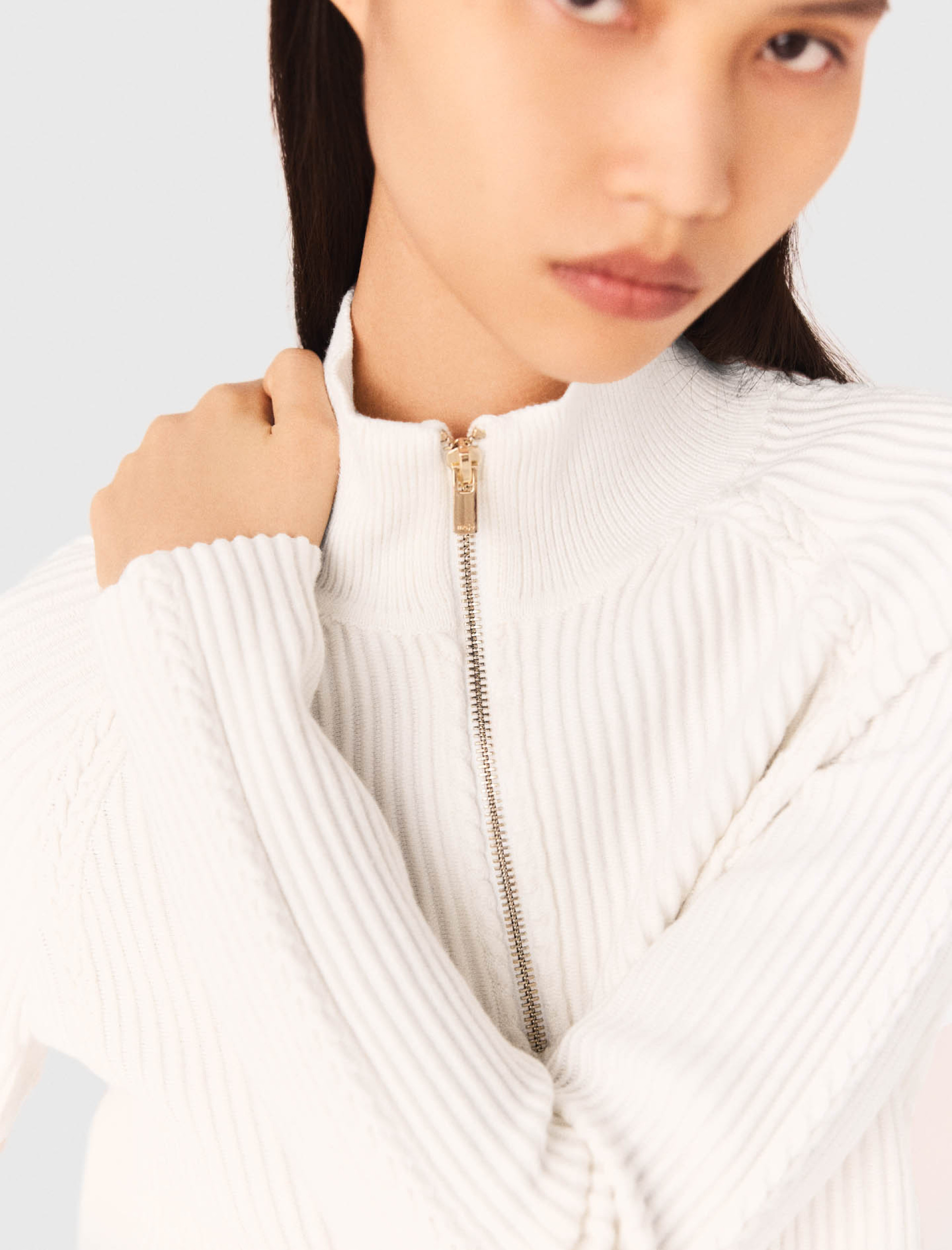Жіночий молочний джемпер з високим коміром