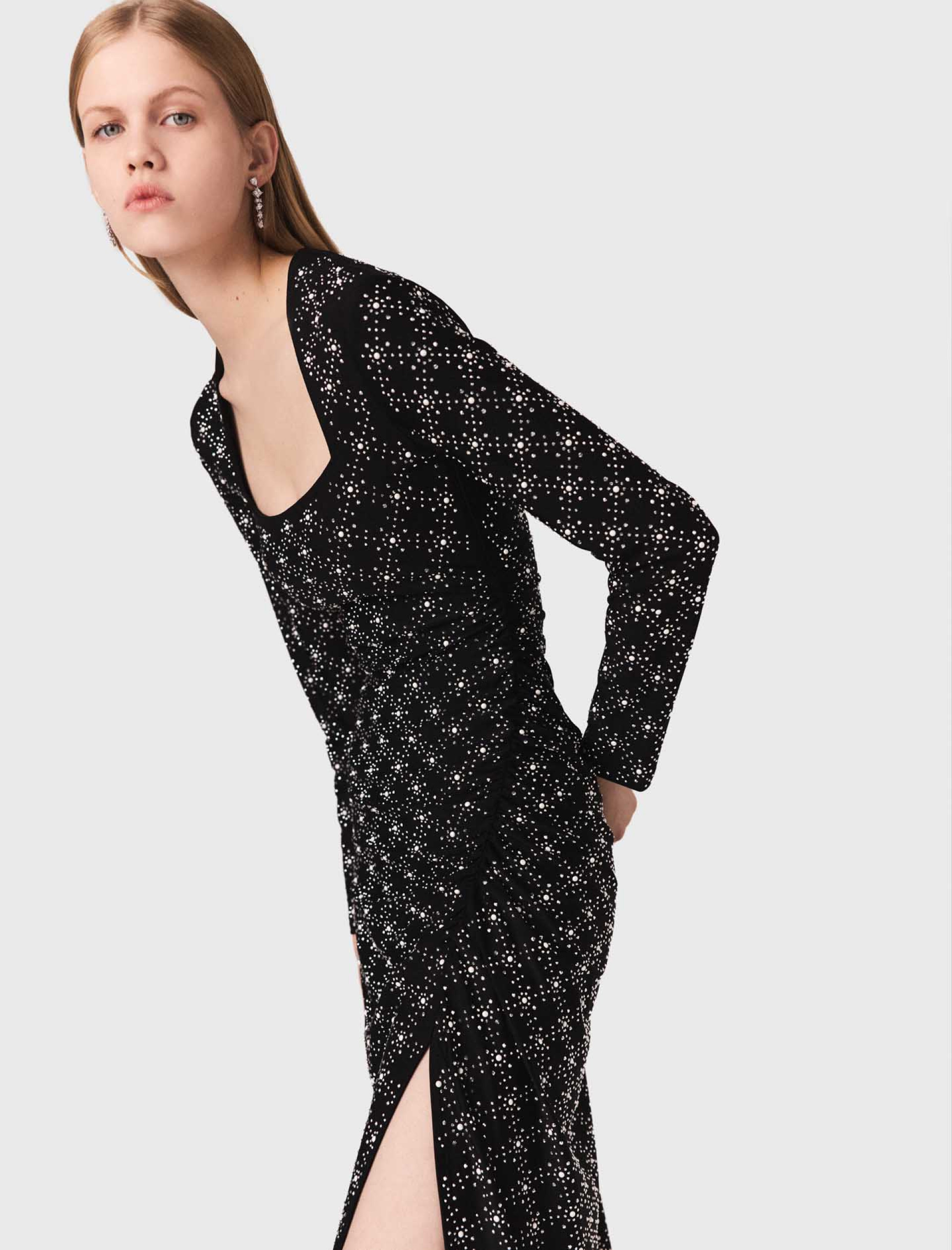 Жіноча довга сукня з перлами та стразами