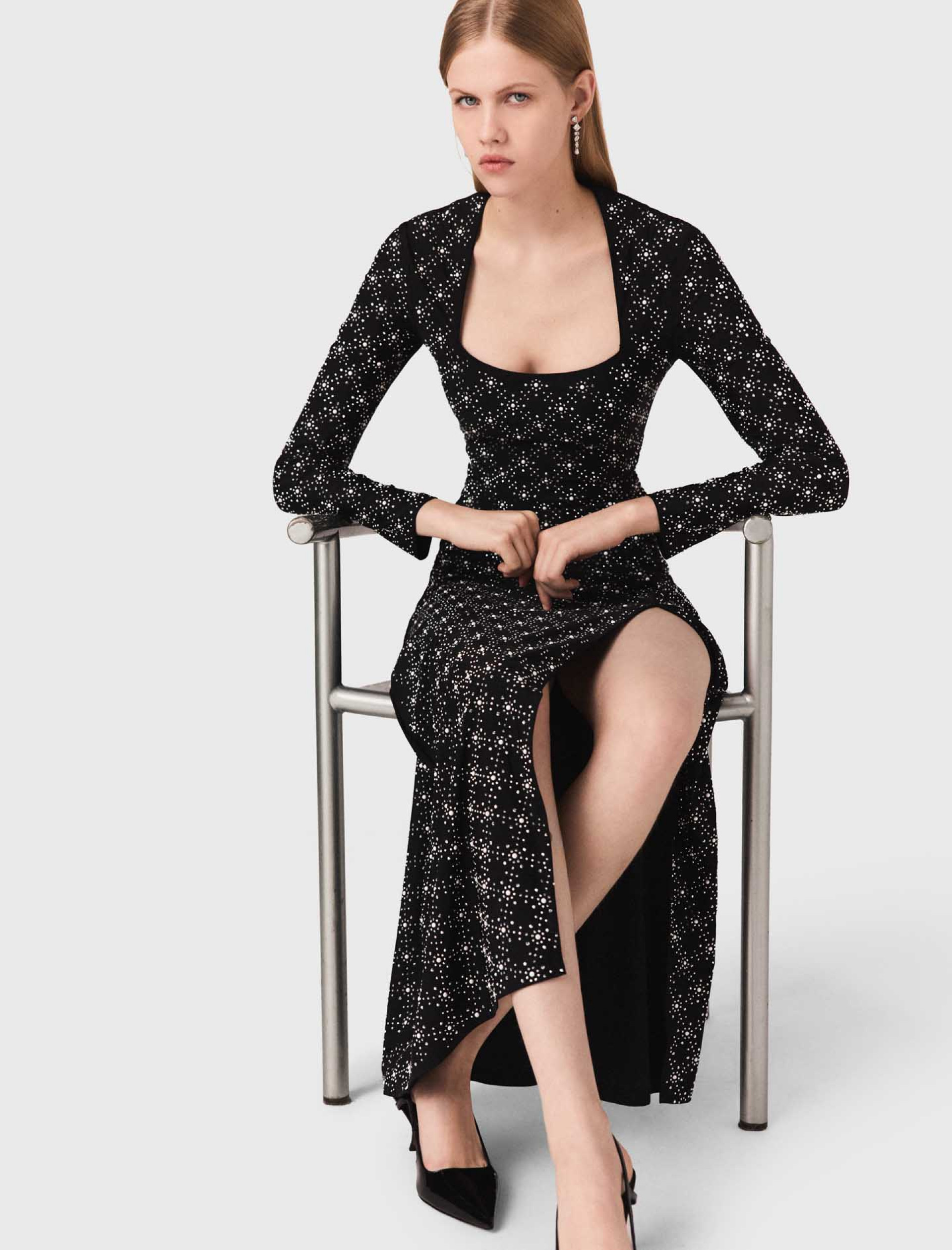 Жіноча довга сукня з перлами та стразами