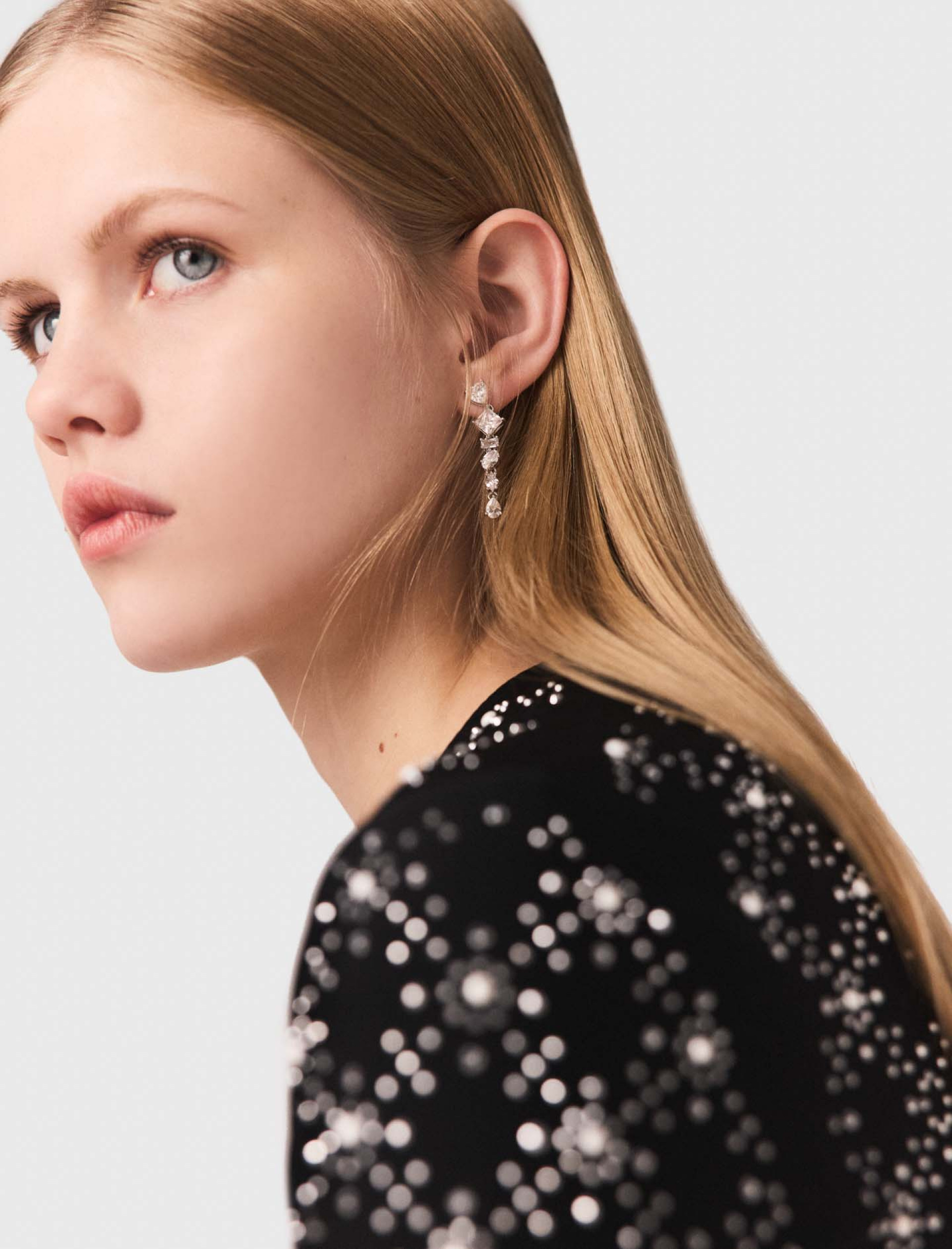 Жіноча довга сукня з перлами та стразами