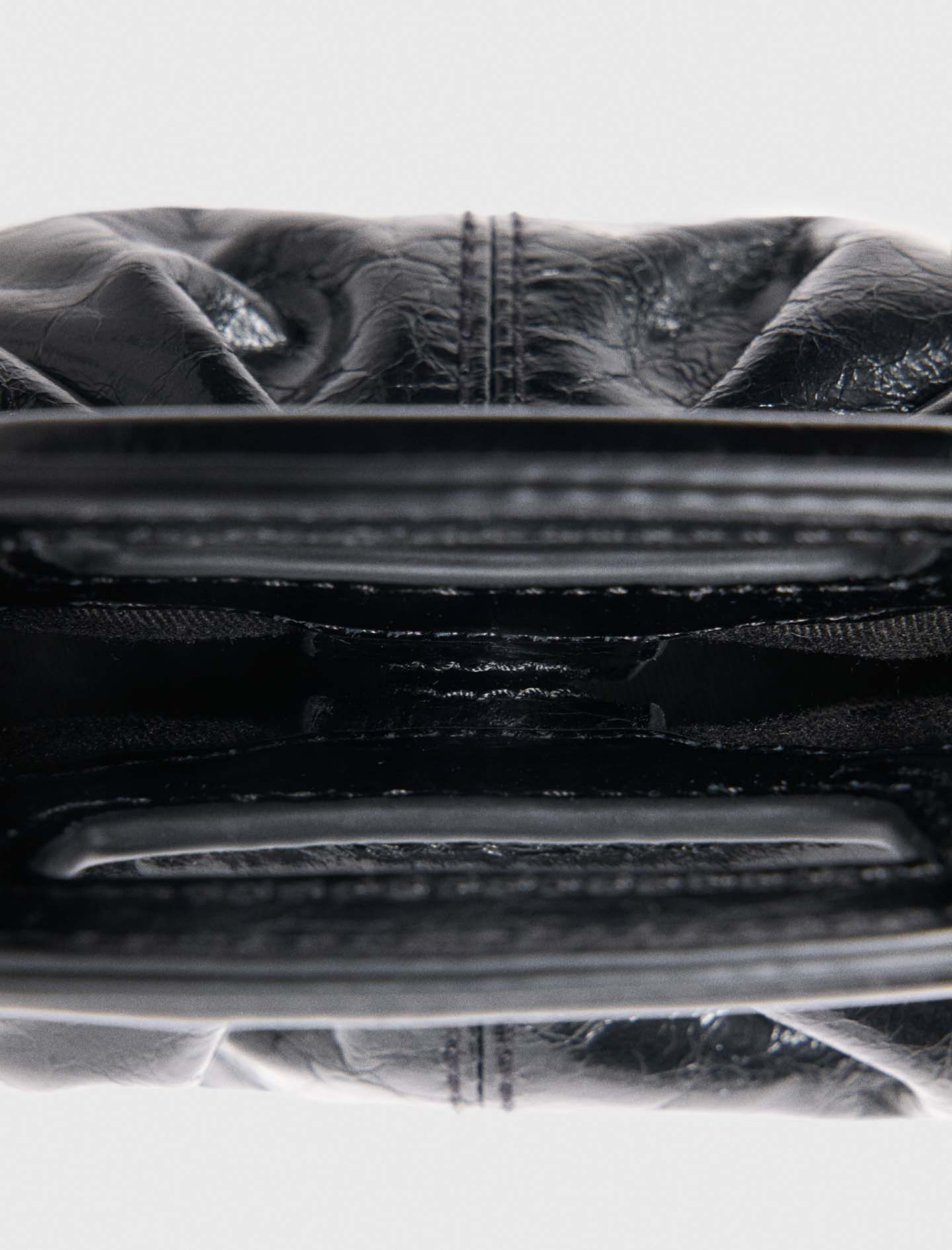 Женский черный мини-клатч из потертой кожи Женский черный мини-клатч из потертой кожи