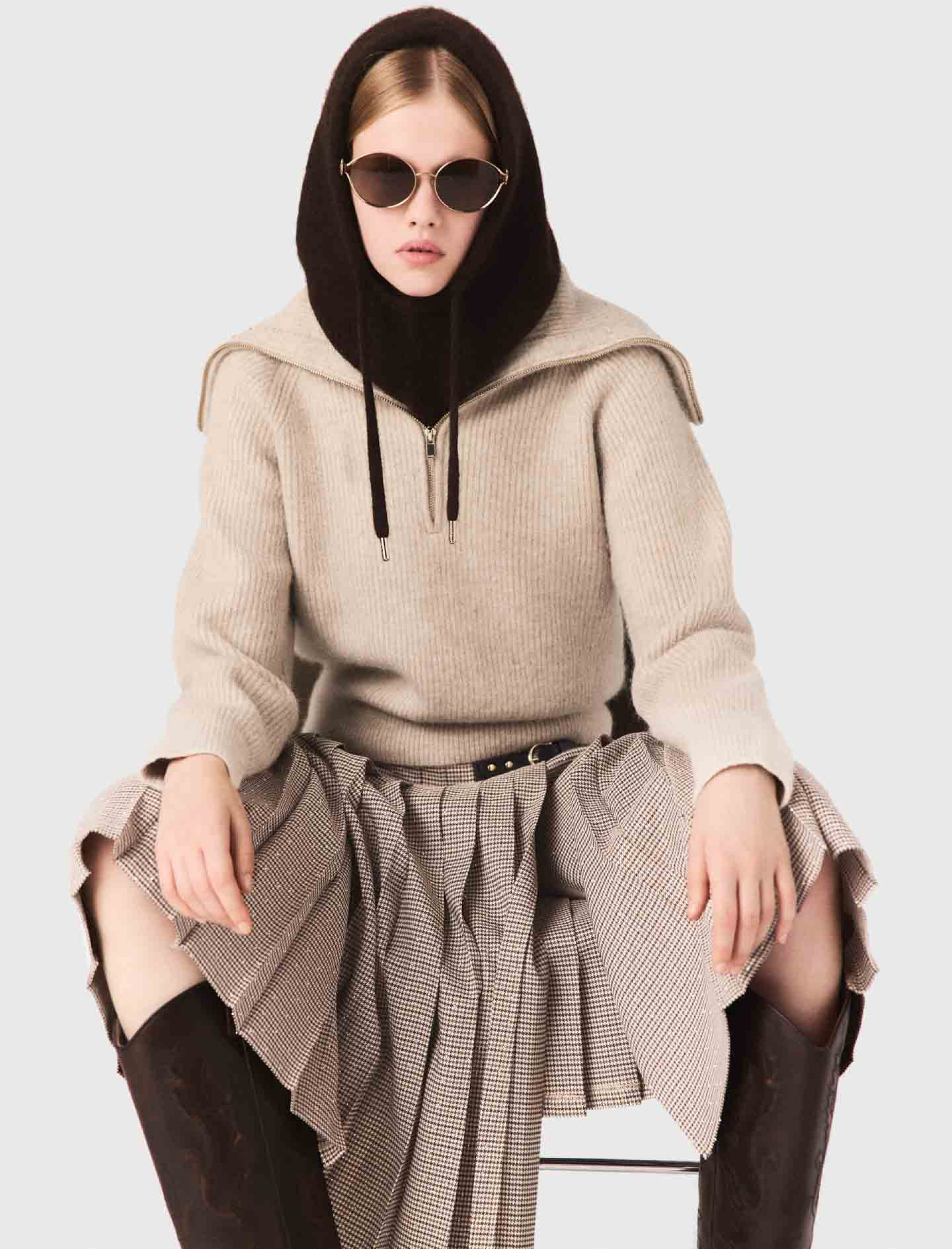 Жіночий светр зі стразами та коміром-блискавкою Жіночий светр зі стразами та коміром-блискавкою