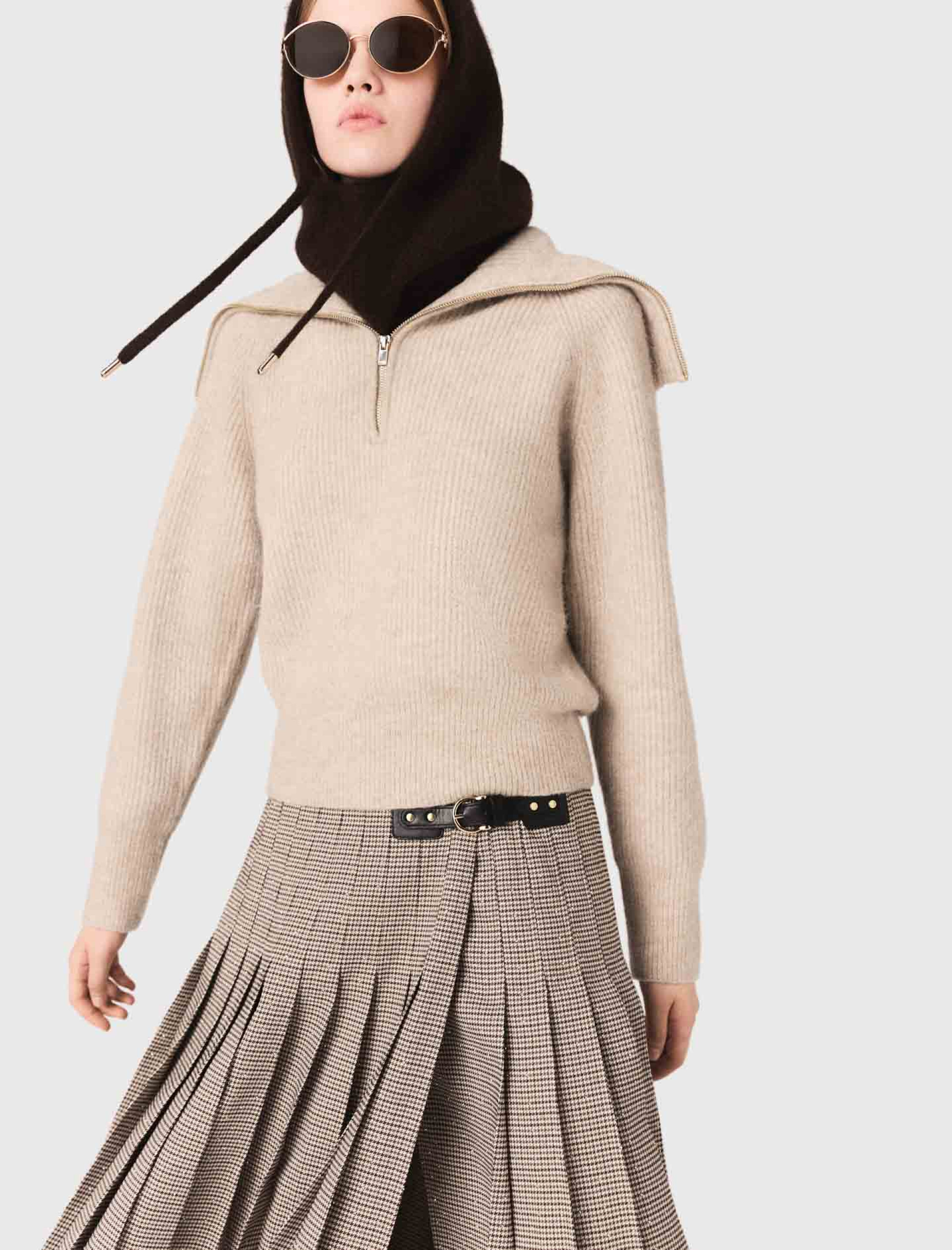 Жіночий светр зі стразами та коміром-блискавкою Жіночий светр зі стразами та коміром-блискавкою