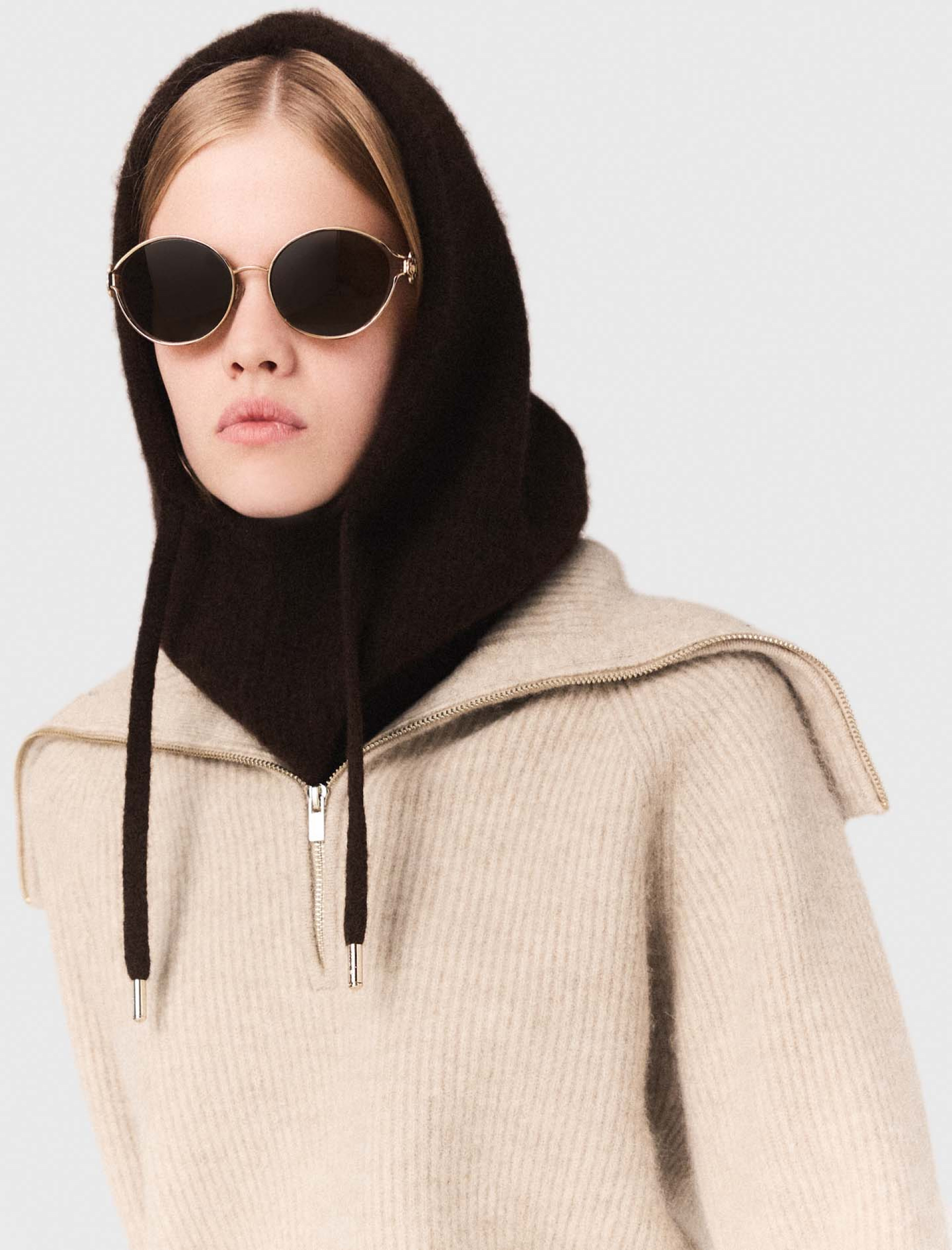 Жіночий светр зі стразами та коміром-блискавкою Жіночий светр зі стразами та коміром-блискавкою