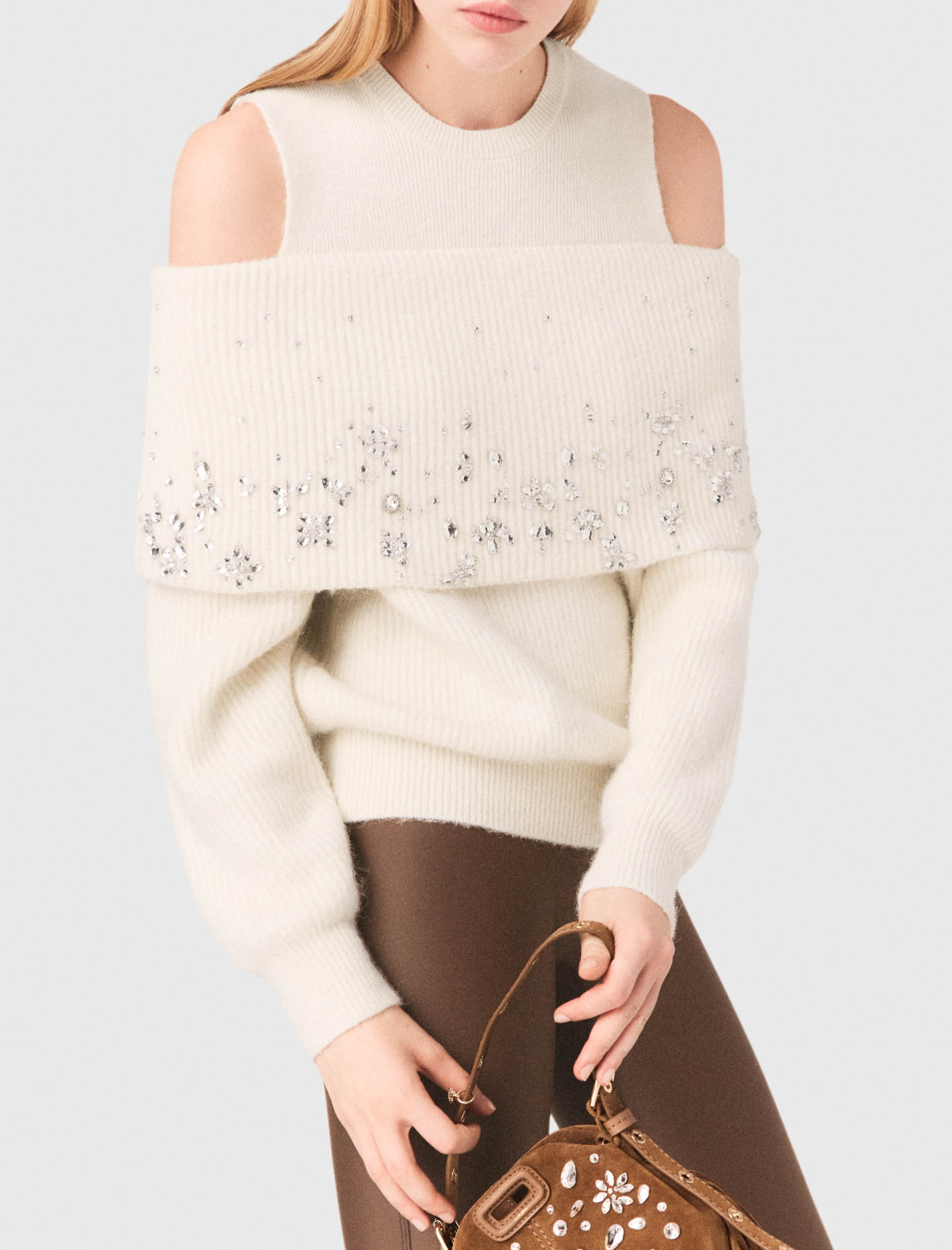 Женский свитер с открытыми плечами и стразами