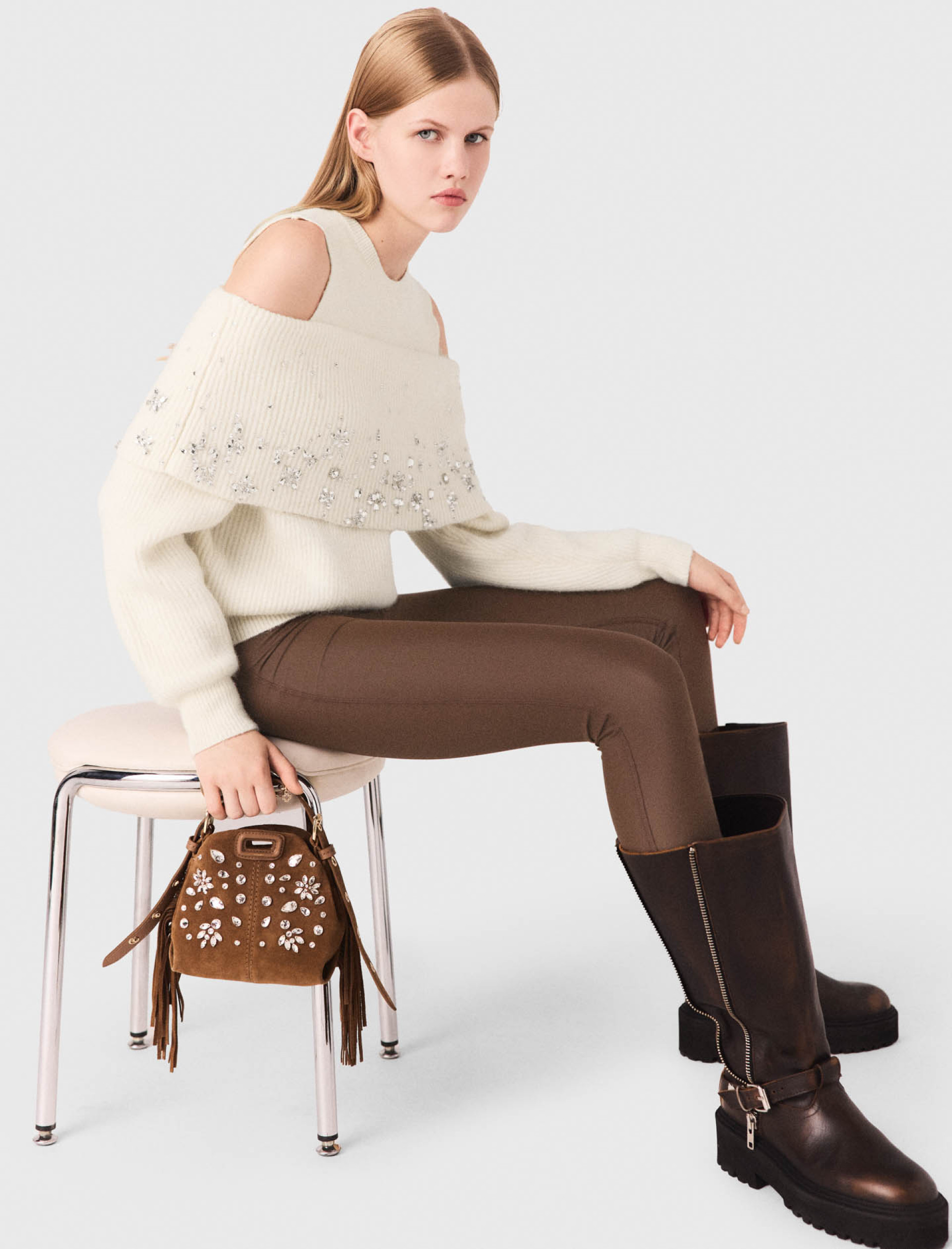 Женский свитер с открытыми плечами и стразами