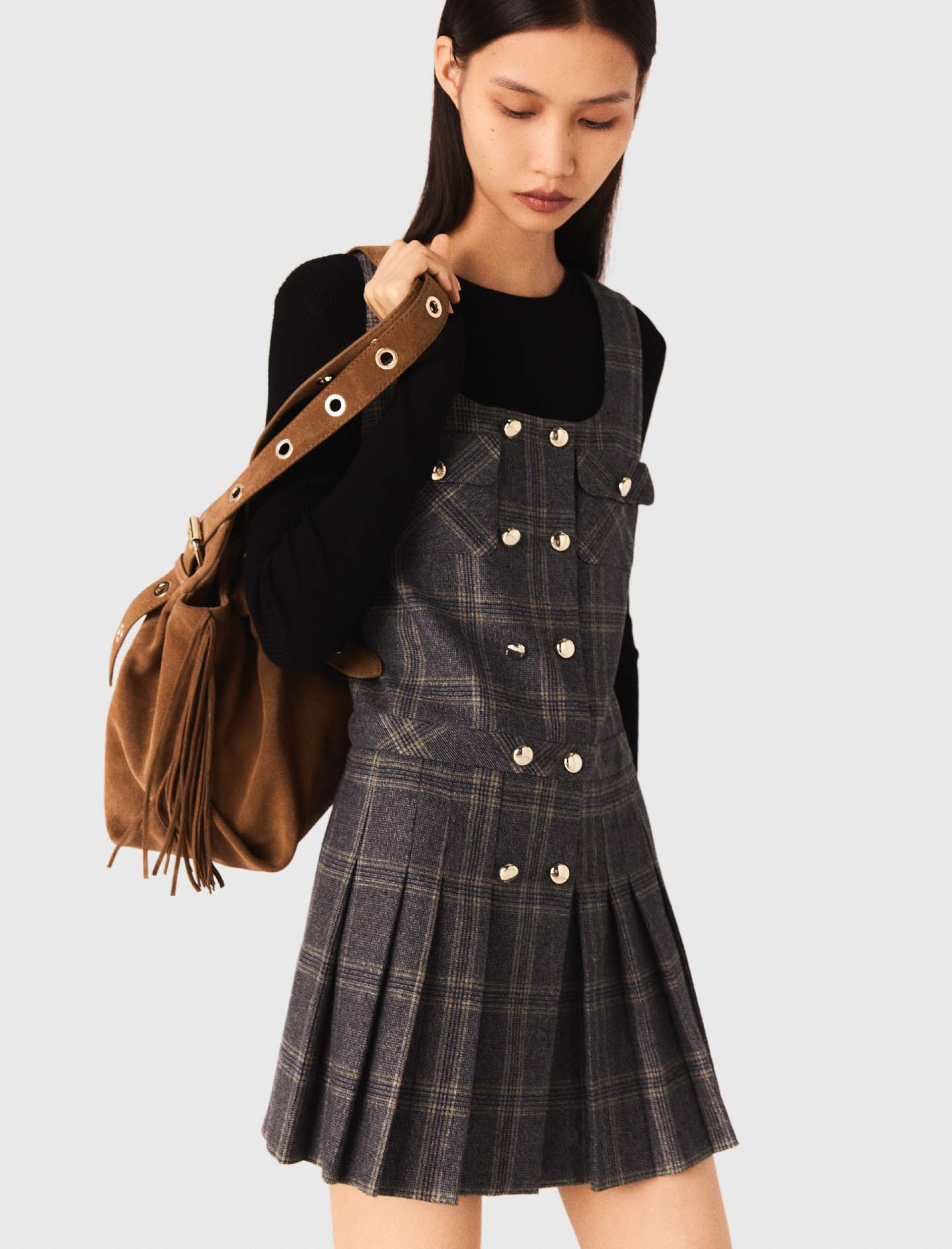 Жіноча коротка плісирована сукня в клітинку