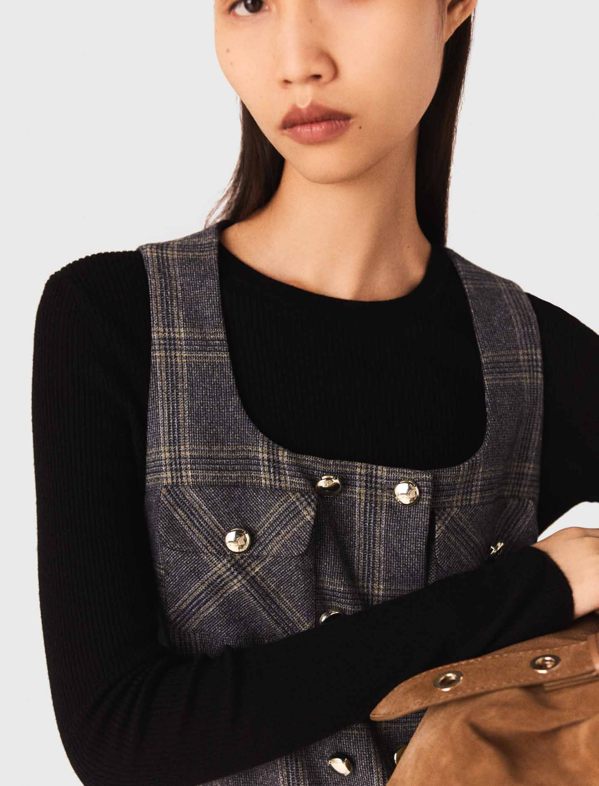 Жіноча коротка плісирована сукня в клітинку