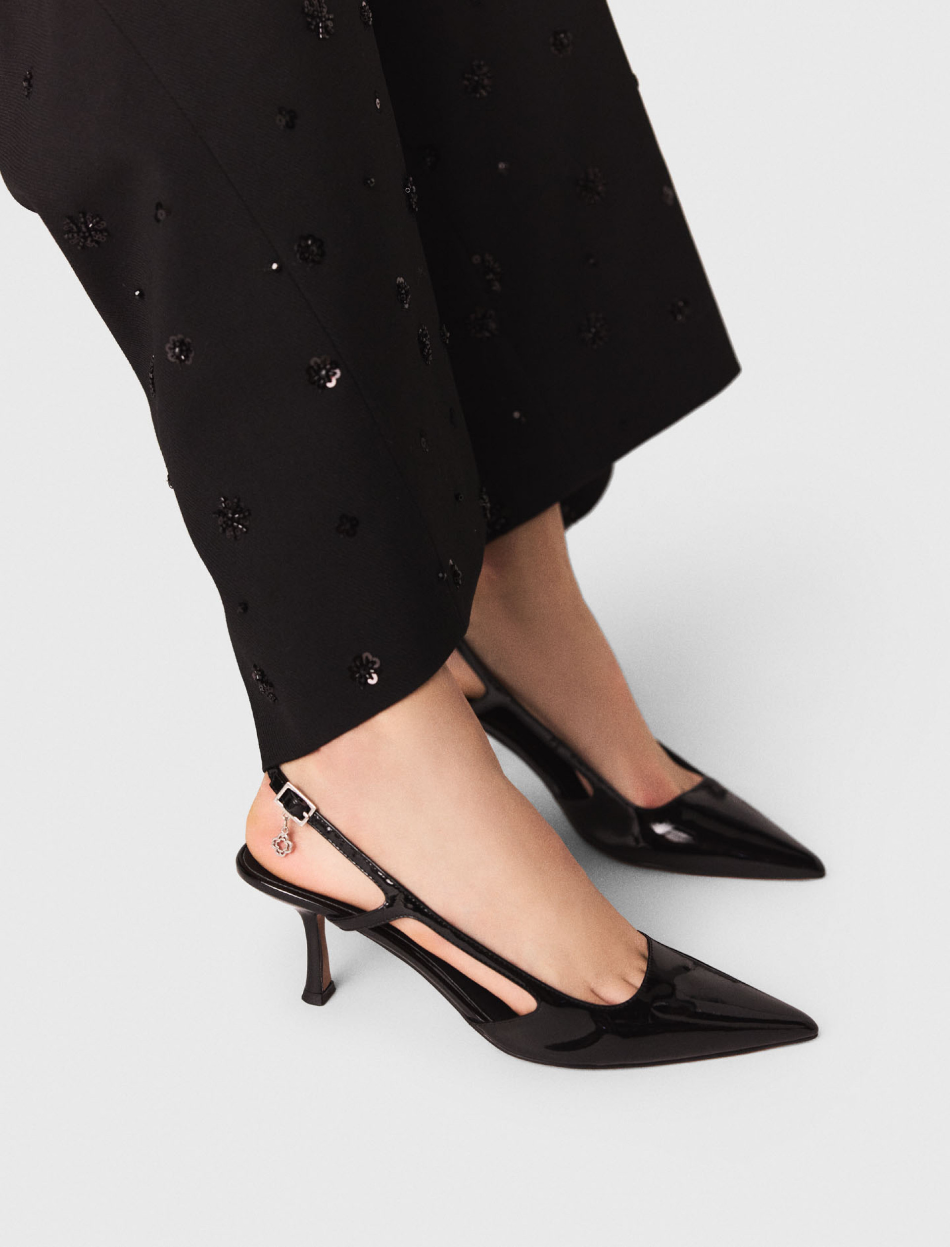 Жіночі брюки на підтяжках з вишивкою