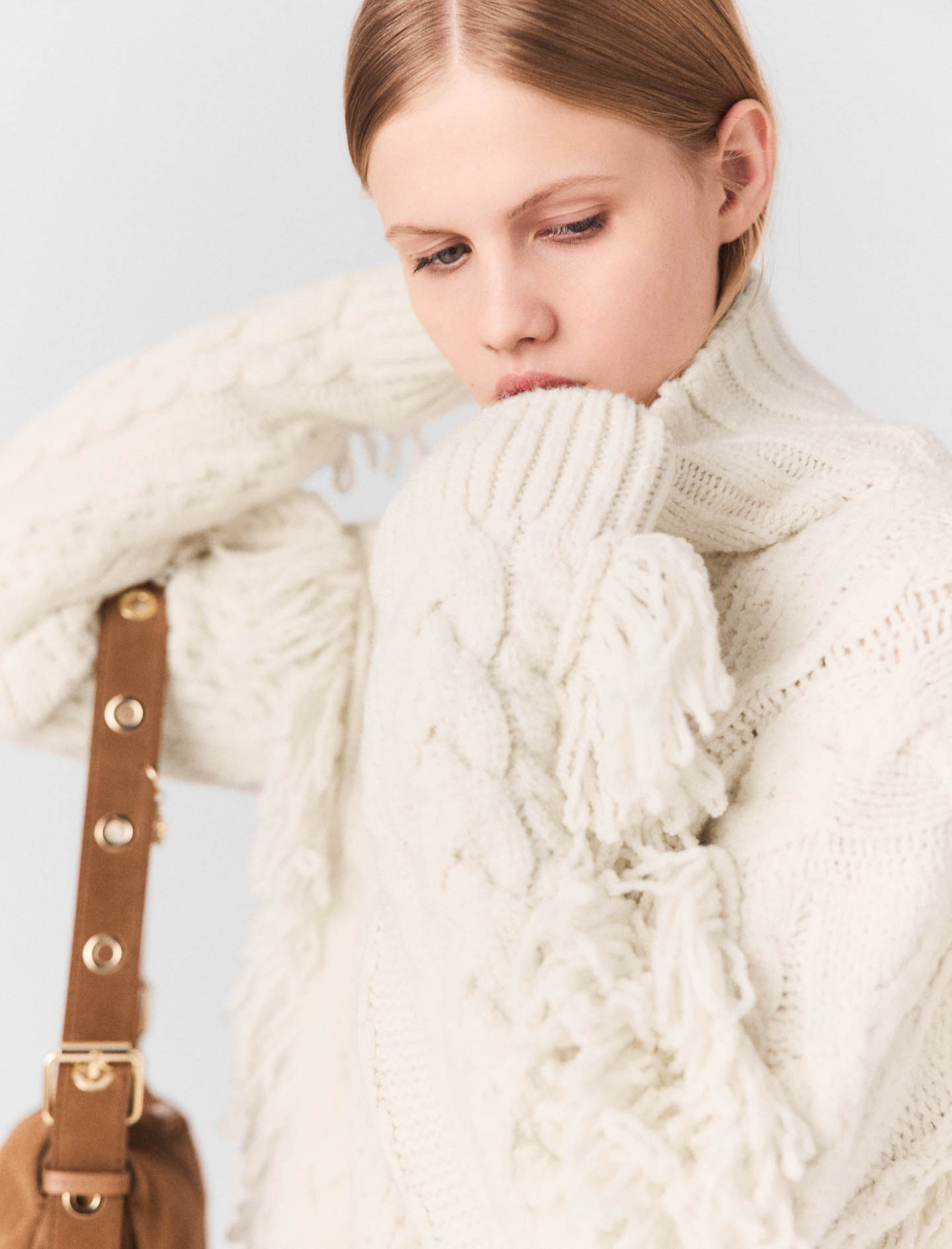 Женский свитер из смесовой шерсти с бахромой