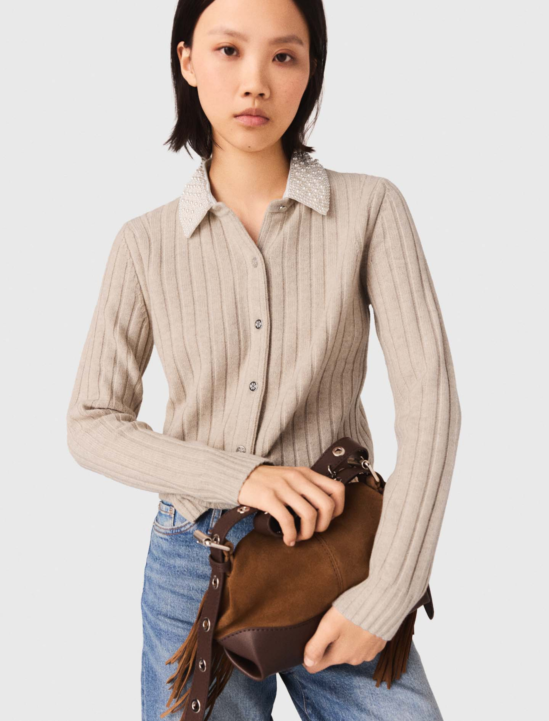 Жіночий кардиган зі з'ємним коміром, прикрашеним бусинами Жіночий кардиган зі з'ємним коміром, прикрашеним бусинами