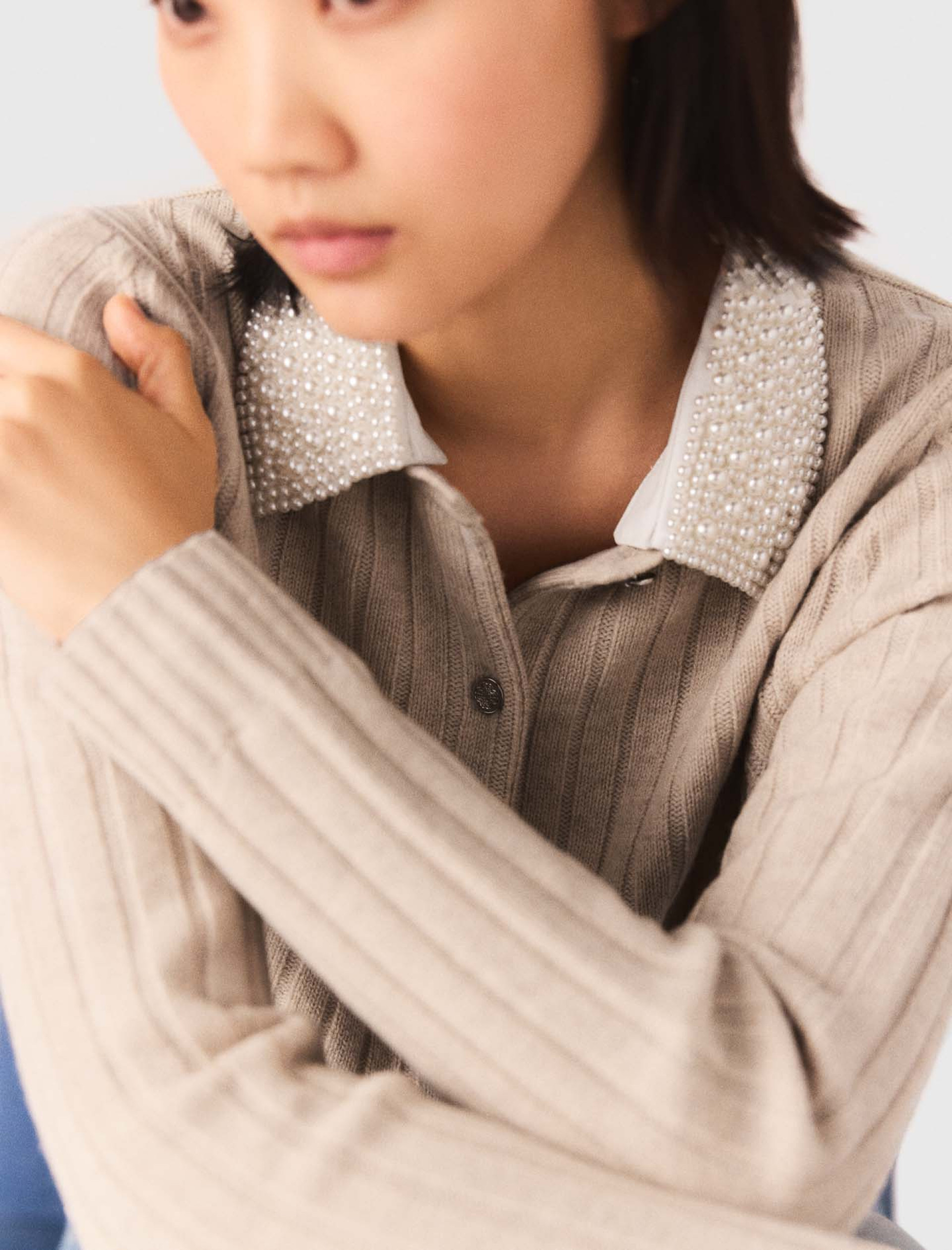 Жіночий кардиган зі з'ємним коміром, прикрашеним бусинами Жіночий кардиган зі з'ємним коміром, прикрашеним бусинами