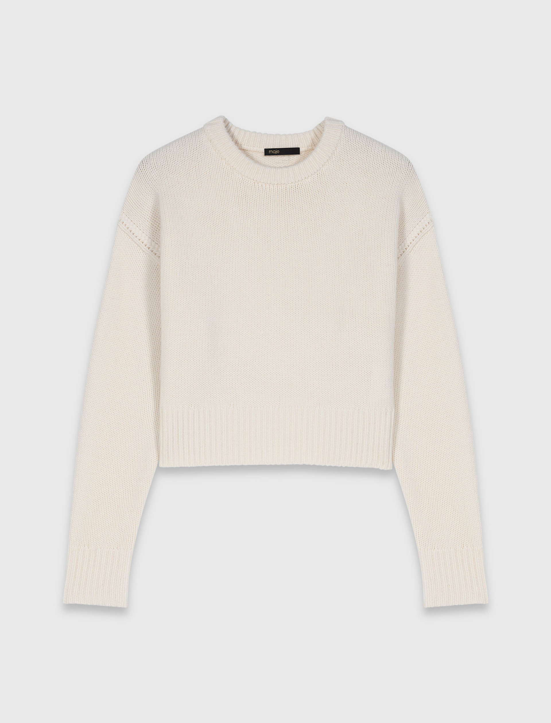 Женский молочный свитер с цветочной брошью