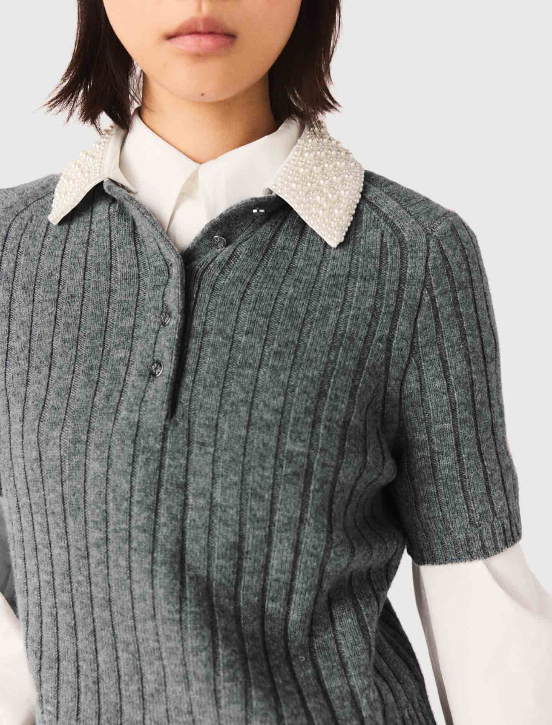 Жіночий сірий джемпер з декорованим коміром Жіночий сірий джемпер з декорованим коміром