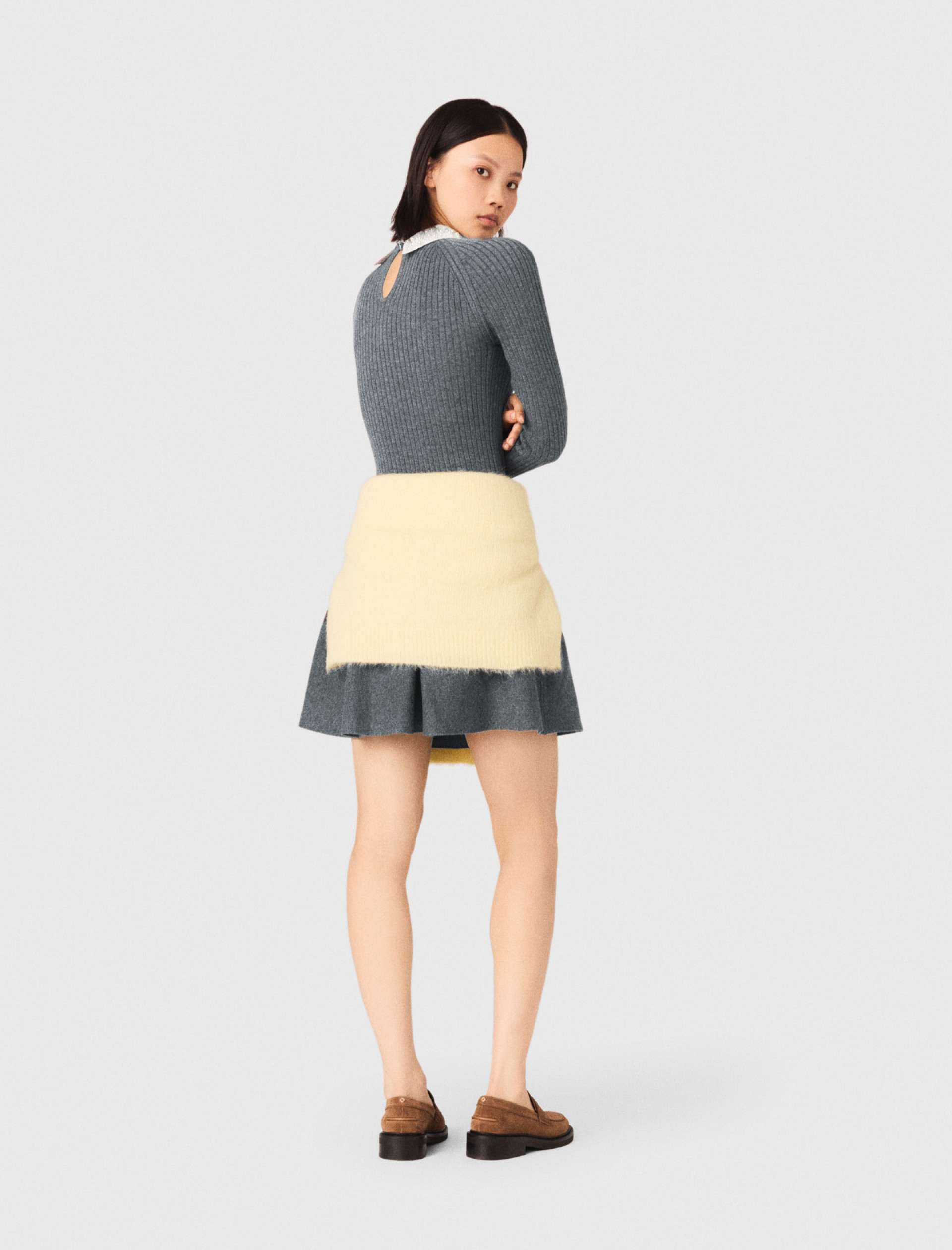 Жіноча в'язана сукня з декорованим коміром Жіноча в'язана сукня з декорованим коміром