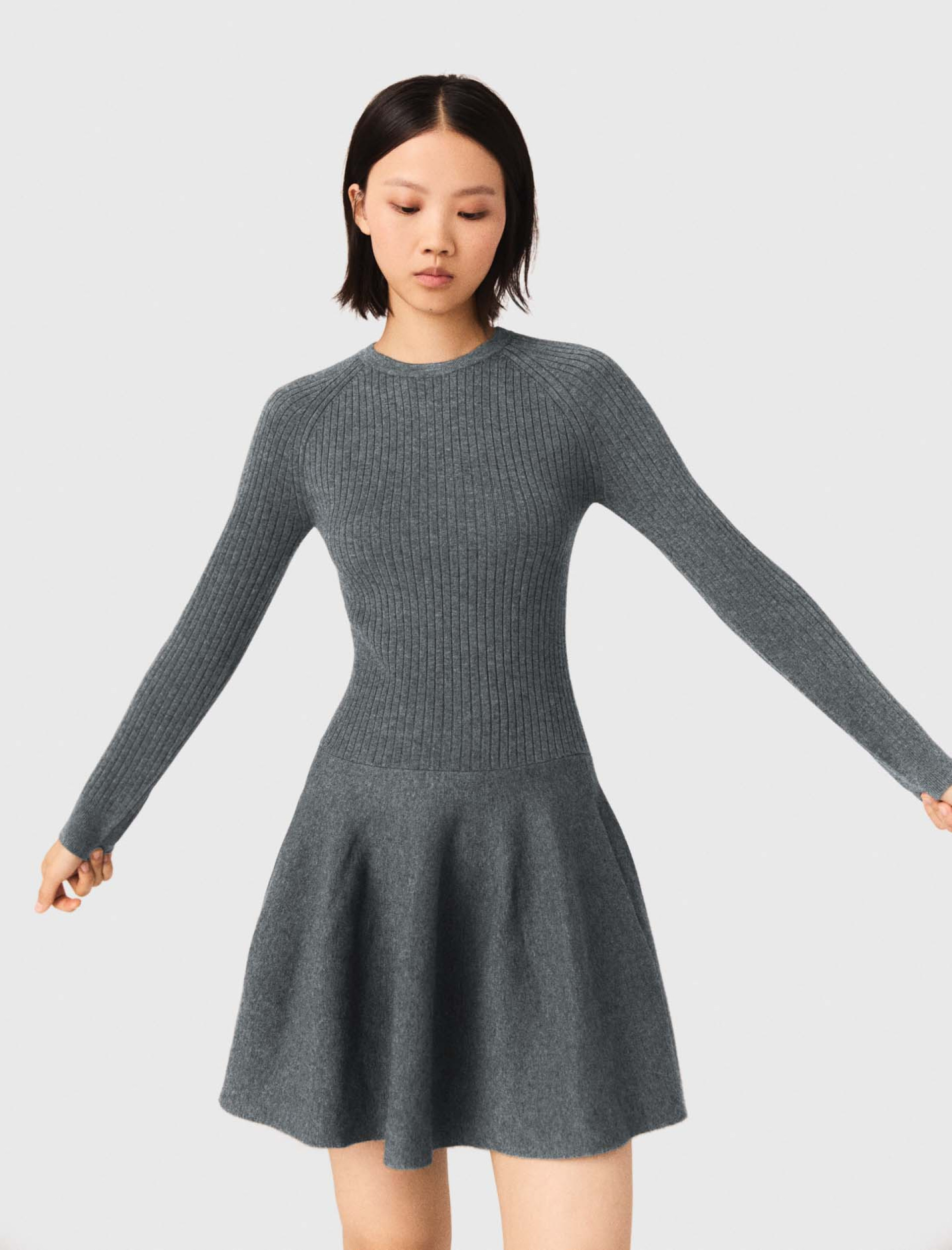 Жіноча в'язана сукня з декорованим коміром Жіноча в'язана сукня з декорованим коміром