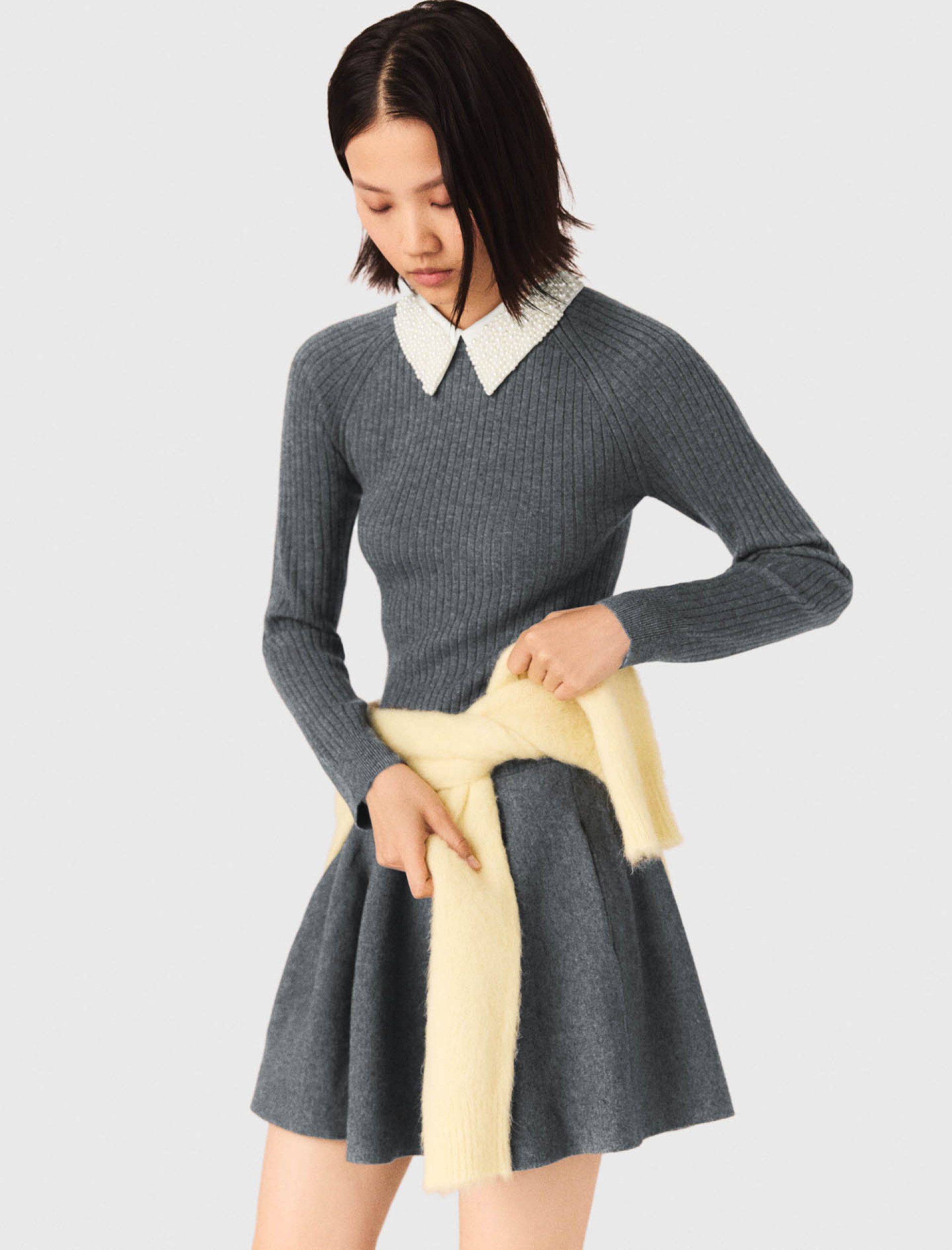 Жіноча в'язана сукня з декорованим коміром Жіноча в'язана сукня з декорованим коміром