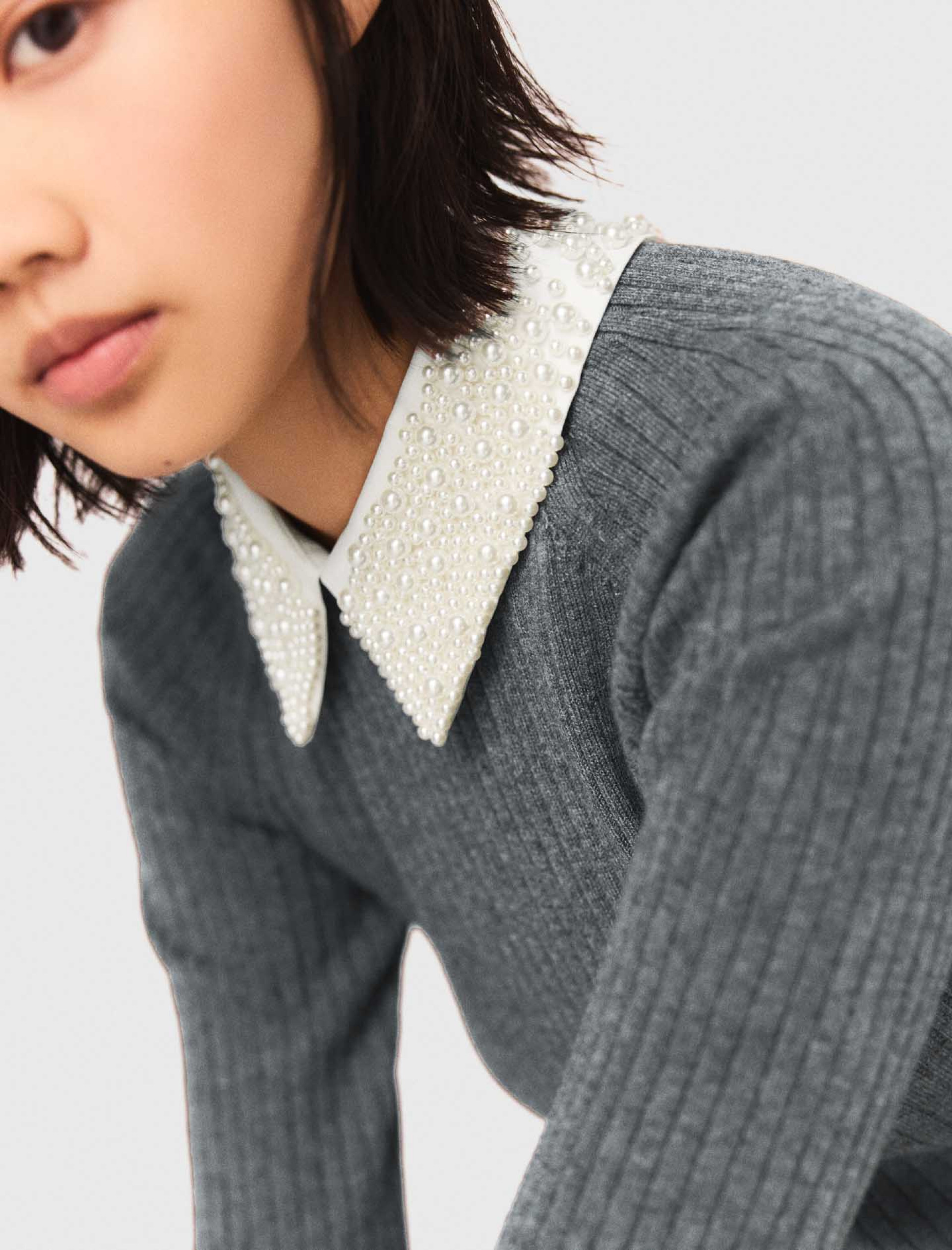 Жіноча в'язана сукня з декорованим коміром Жіноча в'язана сукня з декорованим коміром