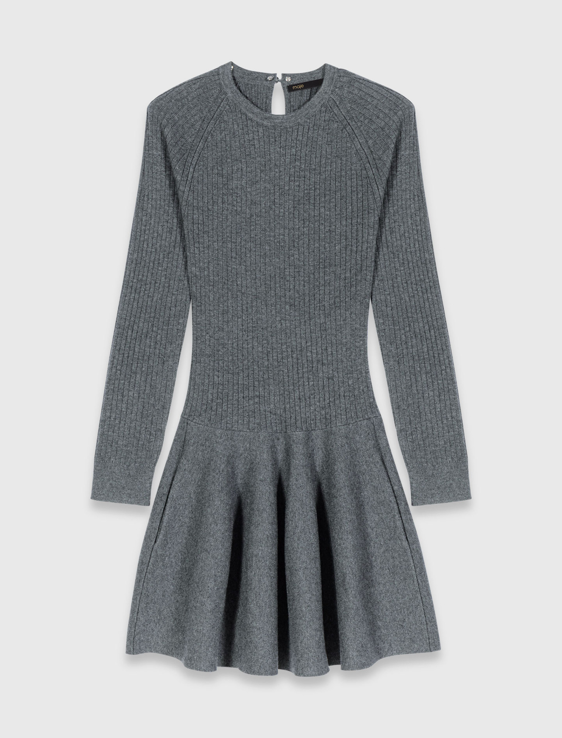 Жіноча в'язана сукня з декорованим коміром Жіноча в'язана сукня з декорованим коміром