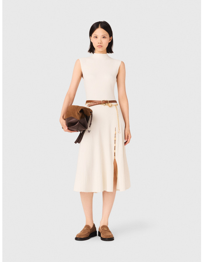 Женское платье в рубчик с боковым разрезом