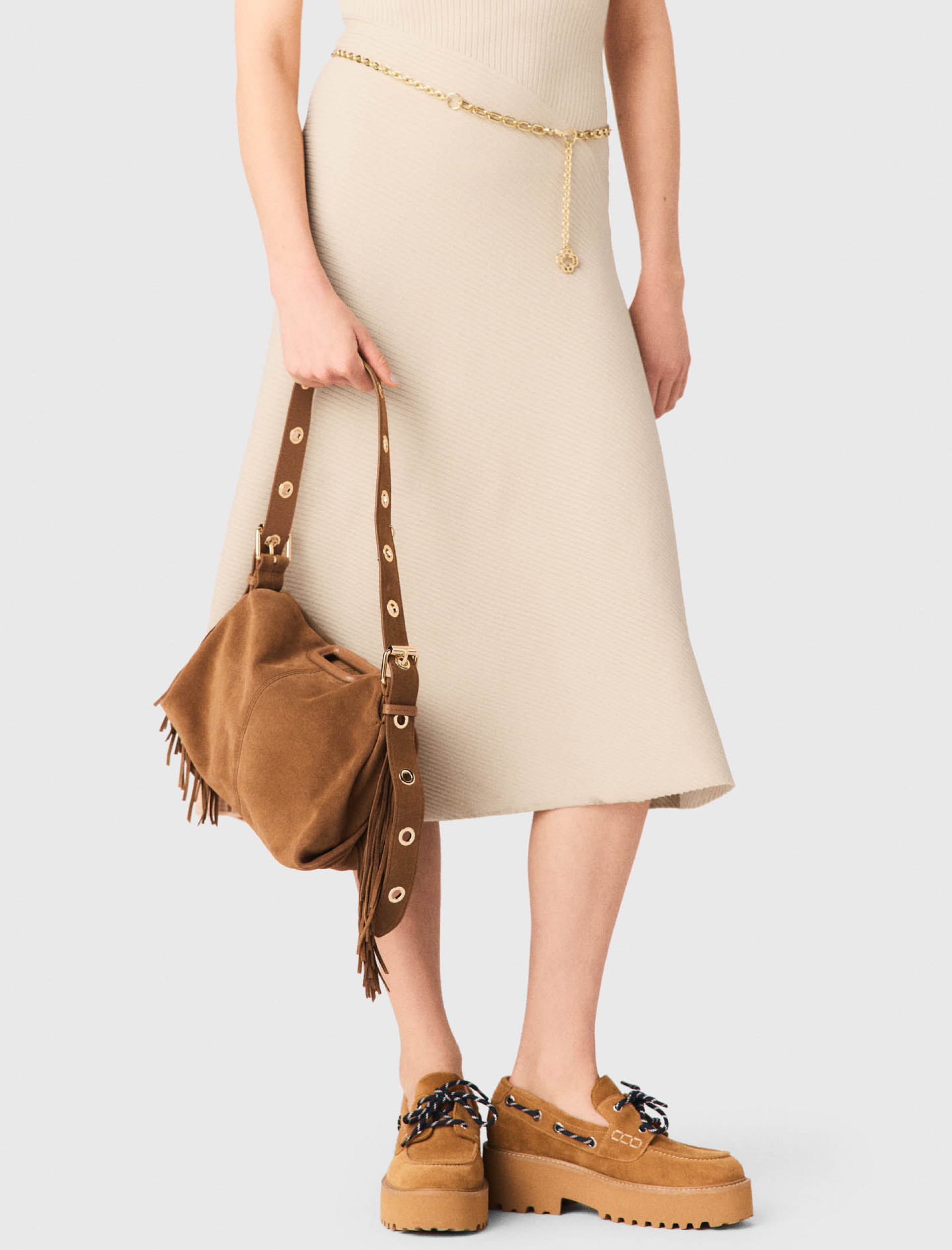 Женское бежевое платье с украшением